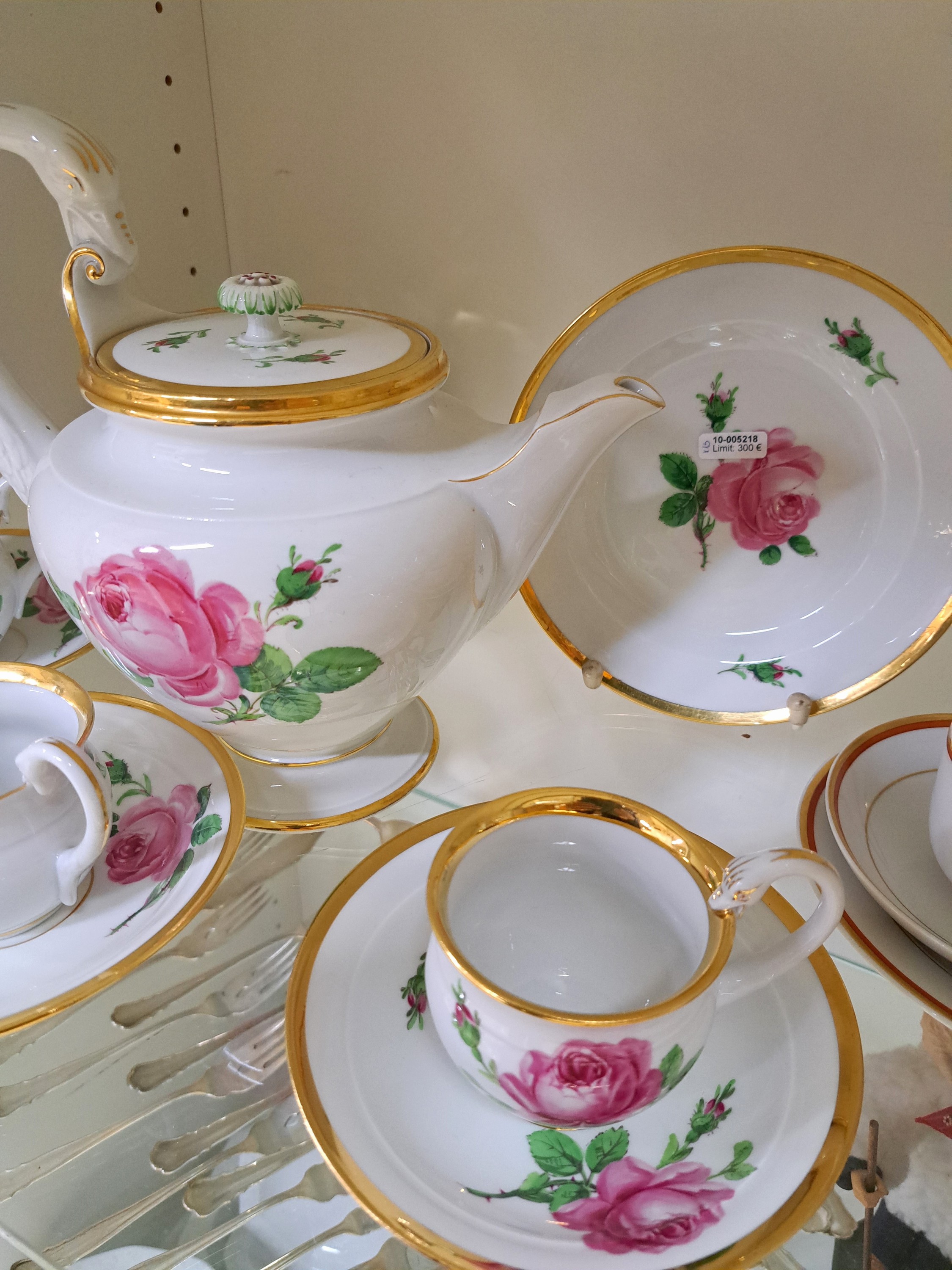 Detail a: 4 Gedecke und eine Kanne, Meissen, 20. Jh., 1. Wahl, Dekor rote Rose mit Glanzgoldrändern und Schwanenhenkeln, 4 Tassen mit Untertassen, 4 ...
