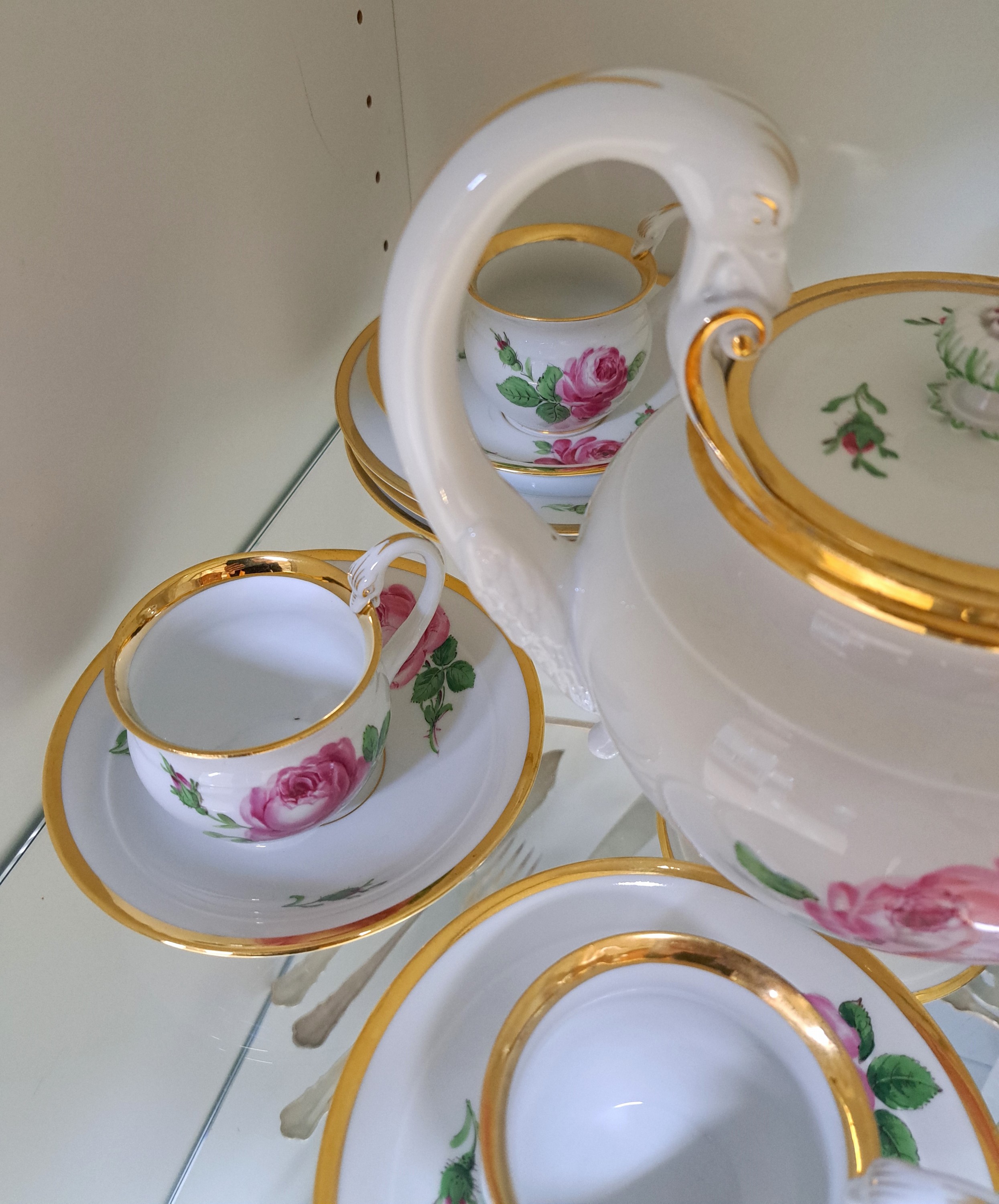 Detail b: 4 Gedecke und eine Kanne, Meissen, 20. Jh., 1. Wahl, Dekor rote Rose mit Glanzgoldrändern und Schwanenhenkeln, 4 Tassen mit Untertassen, 4 ...