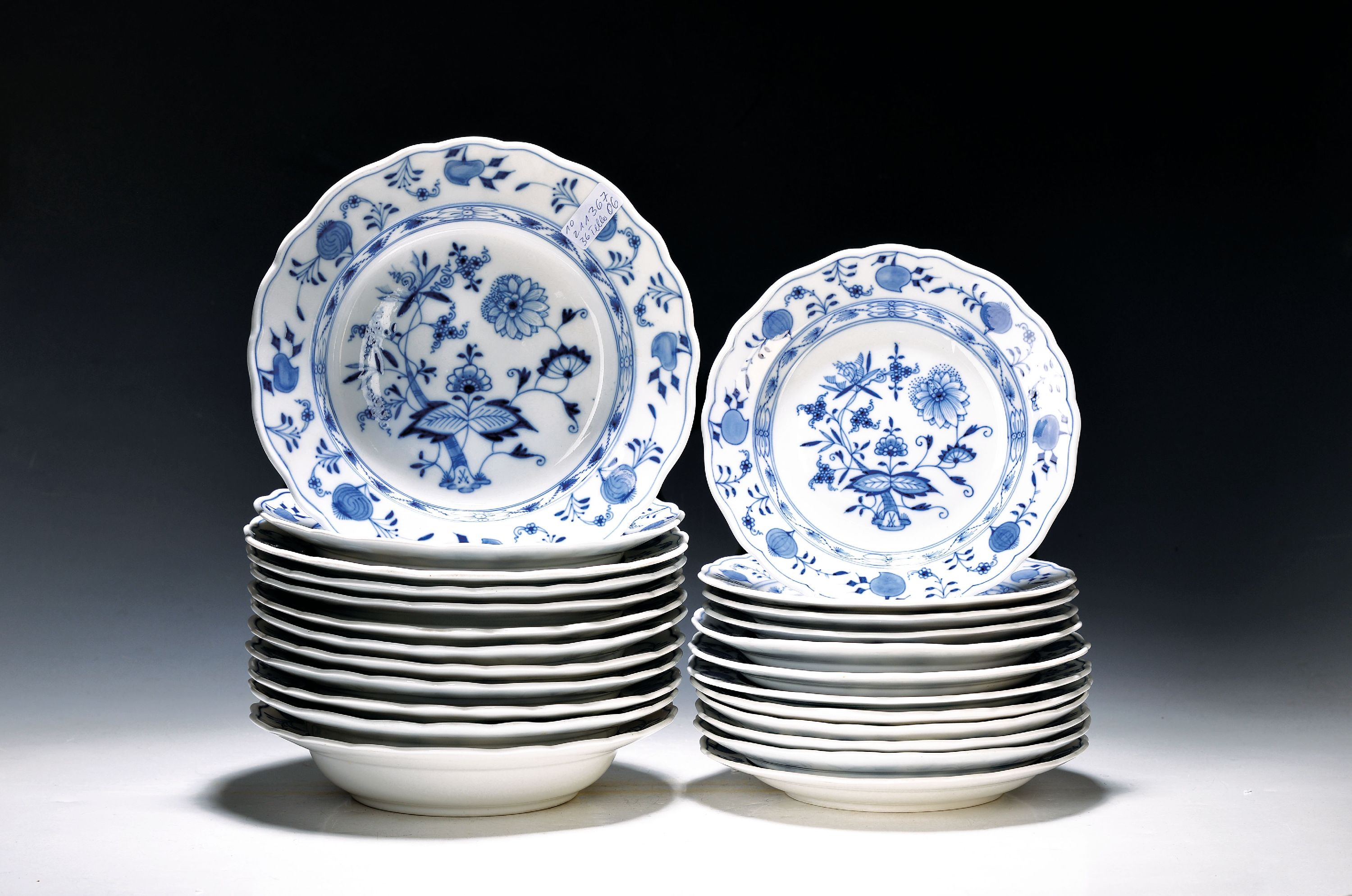 Image 26982281 - 36 Teller, Meissen, 20. Jh., 1. und 2. Wahl, blaues Zwiebelmuster unter der Glasur, 12 ...