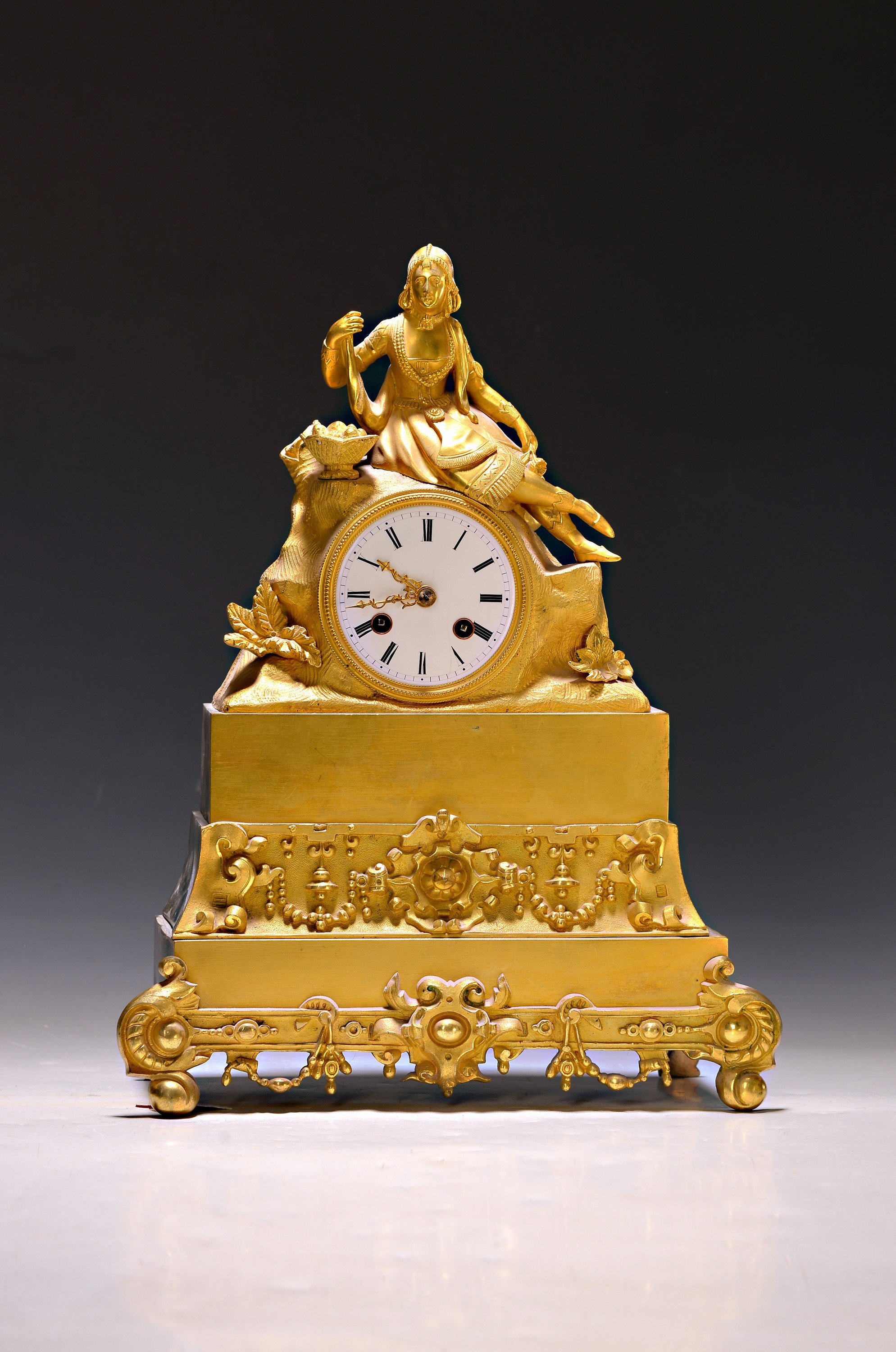 Image 26982287 - Französische Pendule, um 1840/50, vergoldetes und verziertes Bronzegehäuse, Sockel mit ...