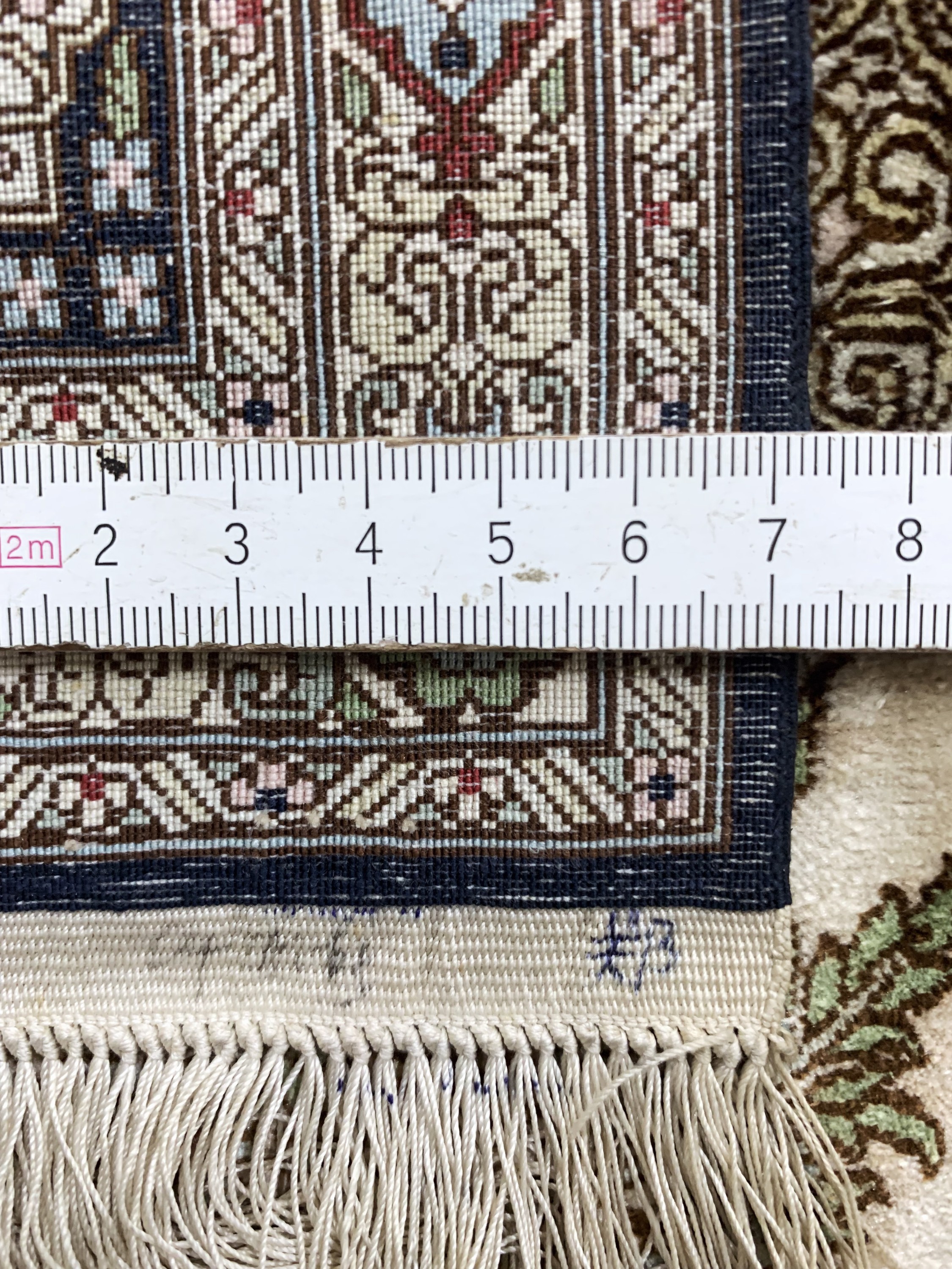Detail e: Hereke Sehr fein, China, Ende 20.Jhd, reineNaturseide, ca. 91 x 64 cm, ca. 2,2 Mio. Kn/qm, EHZ: 1-2