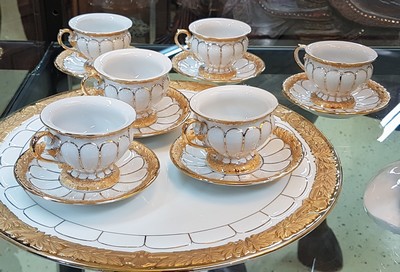 26982278a - 6 Mokkatassen und eine Kuchenplatte, Meissen, 20. Jh., 1. Wahl, X-Form, Relief matt- und ...