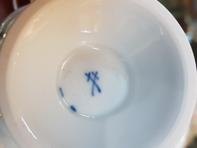 26982278d - 6 Mokkatassen und eine Kuchenplatte, Meissen, 20. Jh., 1. Wahl, X-Form, Relief matt- und ...