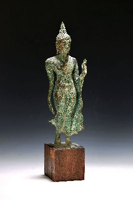 Image 26982286 - Stehender Buddha, Thailand, um 1900, Bronzeguß, grün patiniert, H. ca. 31cm, ...