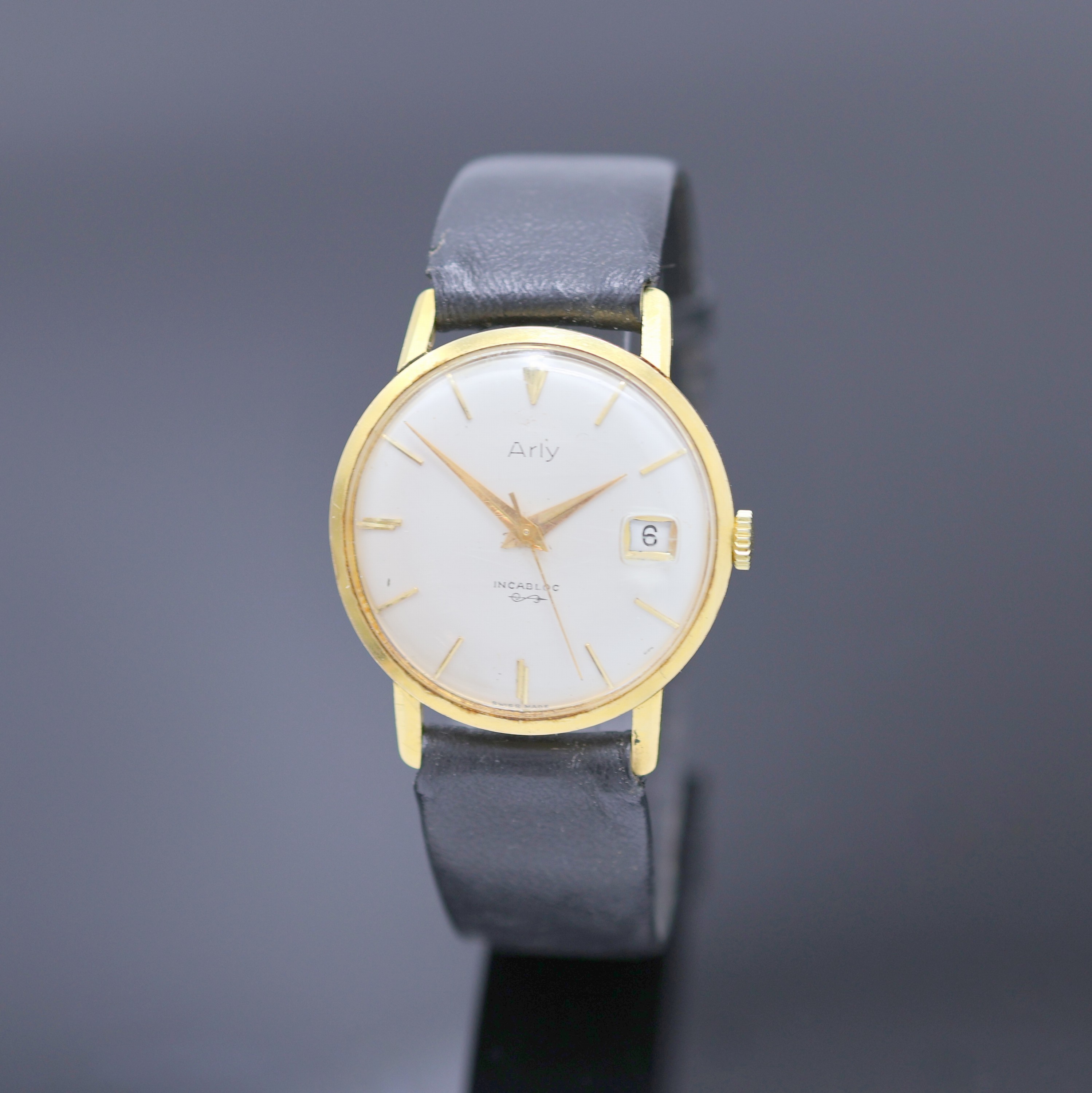 ARLY Armbanduhr in GG 750/000, Schweiz um 1960, Automatik, Boden aufgedr., silb. Zifferbl. m. gold. Std.-Ind., gold. Zeiger, Datum b. 3, verg. Werk ...