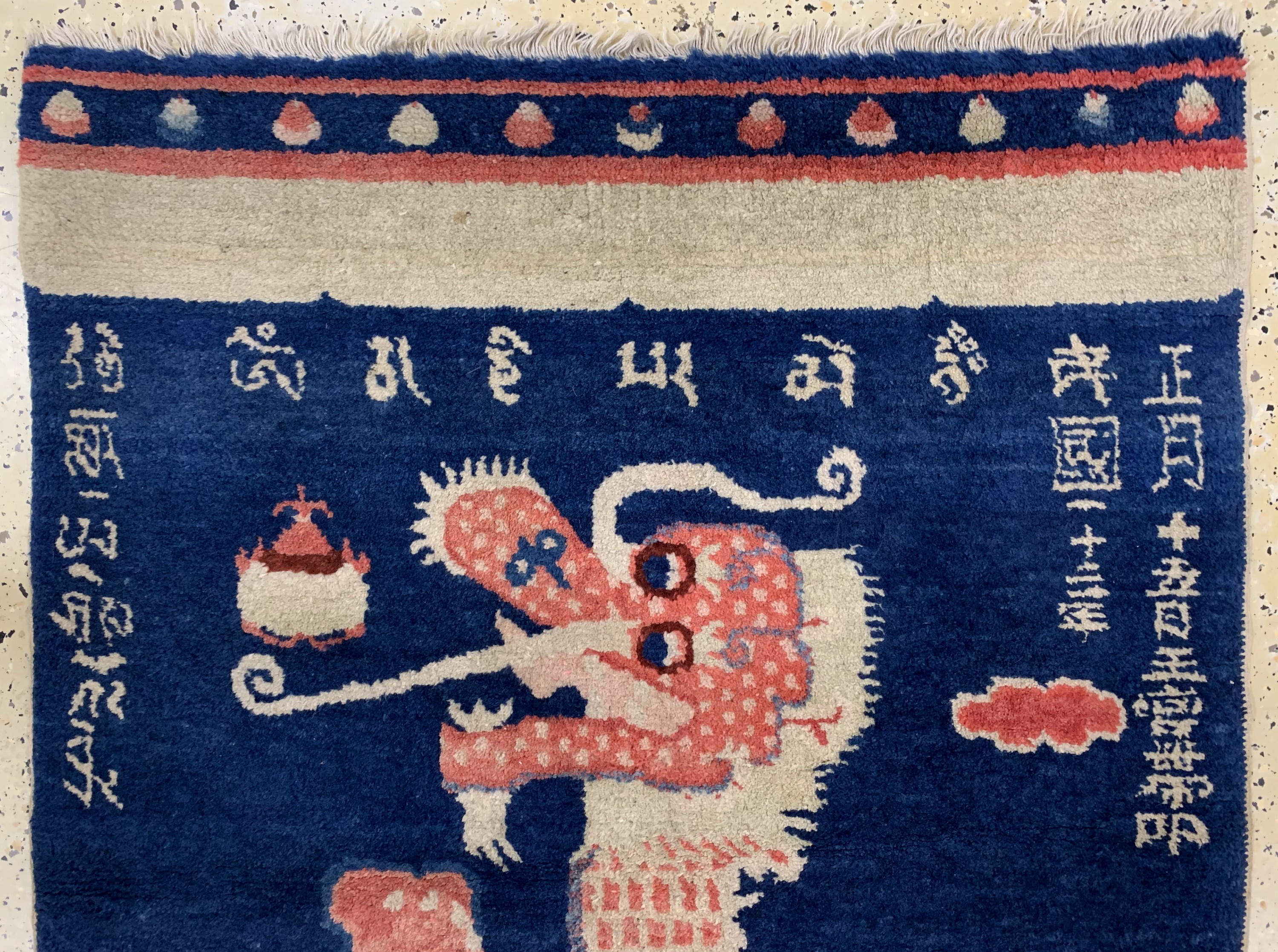 Detail a: Ning-Hsia"Drachen-Säulenteppich"antik, China, datiert(Jahr 123 der Republik China) 1934 und signiert(Om Mani Padme Hum)möge das ...