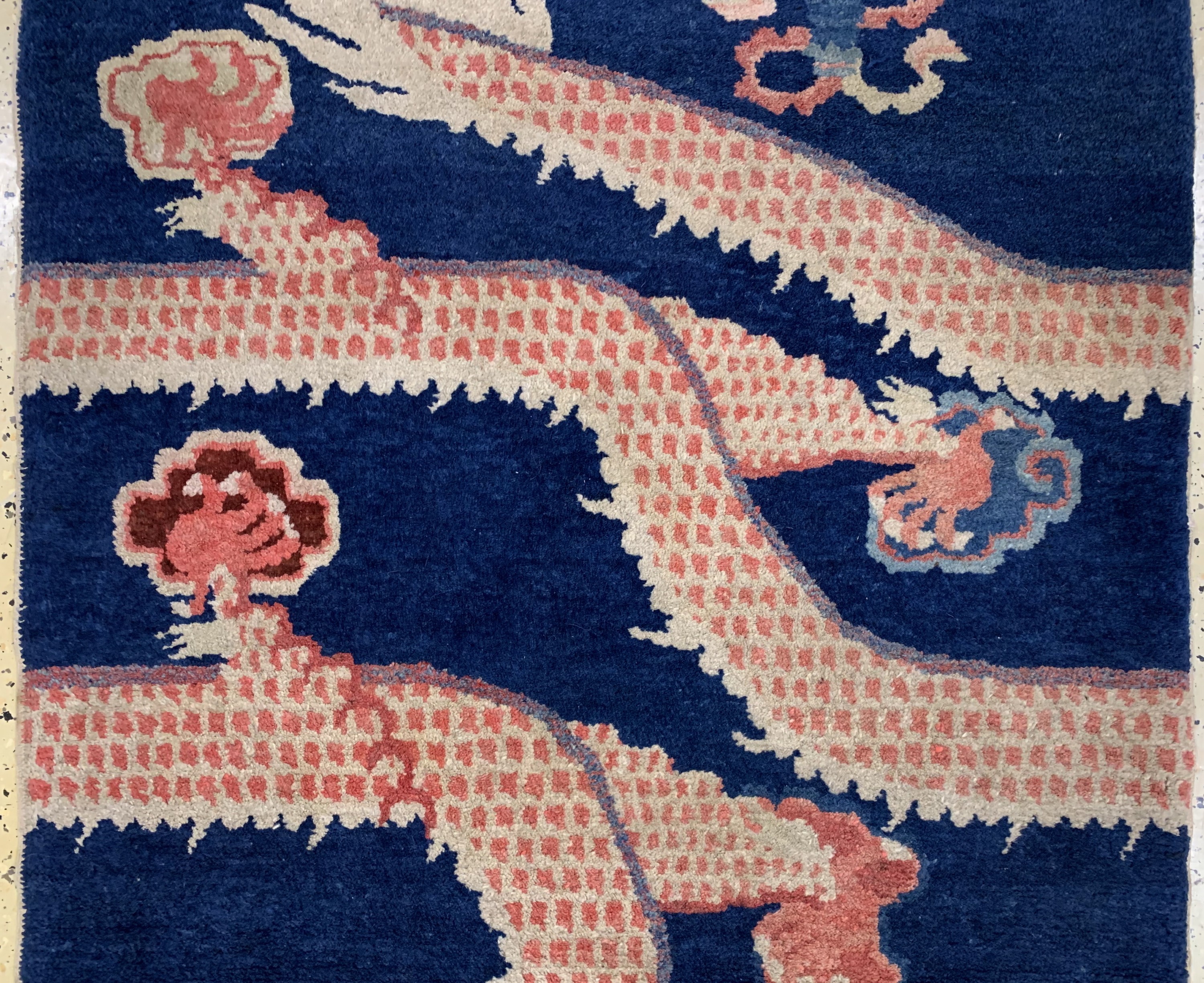 Detail b: Ning-Hsia"Drachen-Säulenteppich"antik, China, datiert(Jahr 123 der Republik China) 1934 und signiert(Om Mani Padme Hum)möge das ...