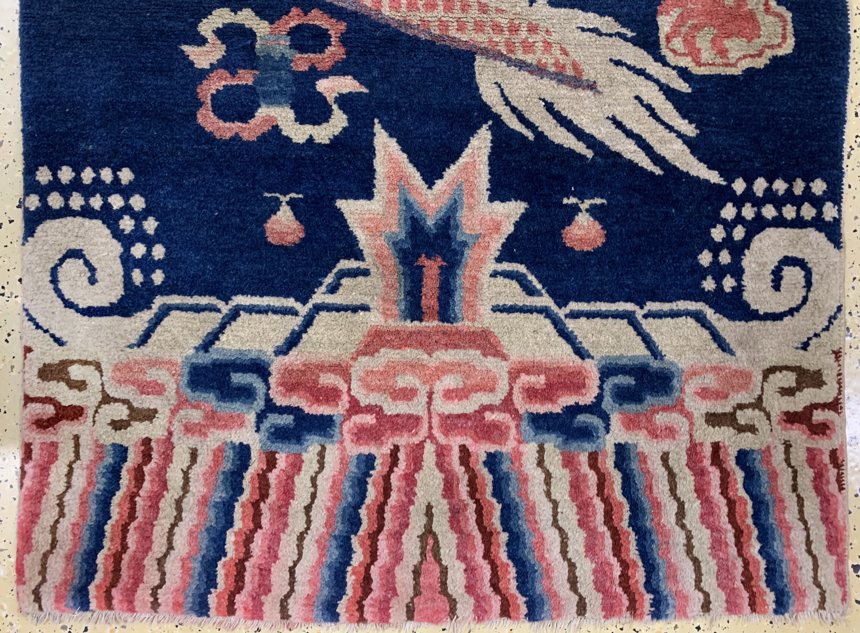 Detail c: Ning-Hsia"Drachen-Säulenteppich"antik, China, datiert(Jahr 123 der Republik China) 1934 und signiert(Om Mani Padme Hum)möge das ...