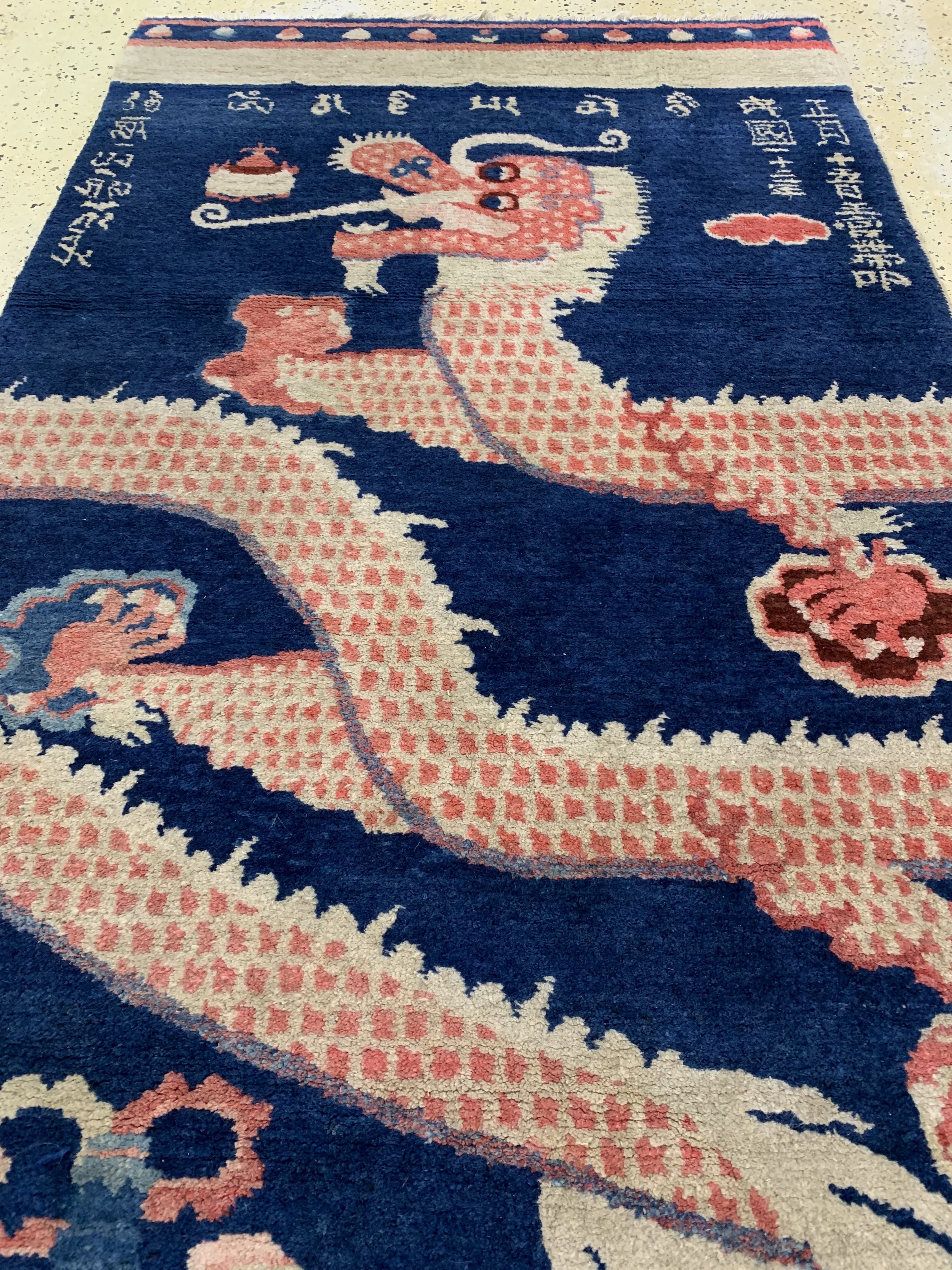 Detail d: Ning-Hsia"Drachen-Säulenteppich"antik, China, datiert(Jahr 123 der Republik China) 1934 und signiert(Om Mani Padme Hum)möge das ...