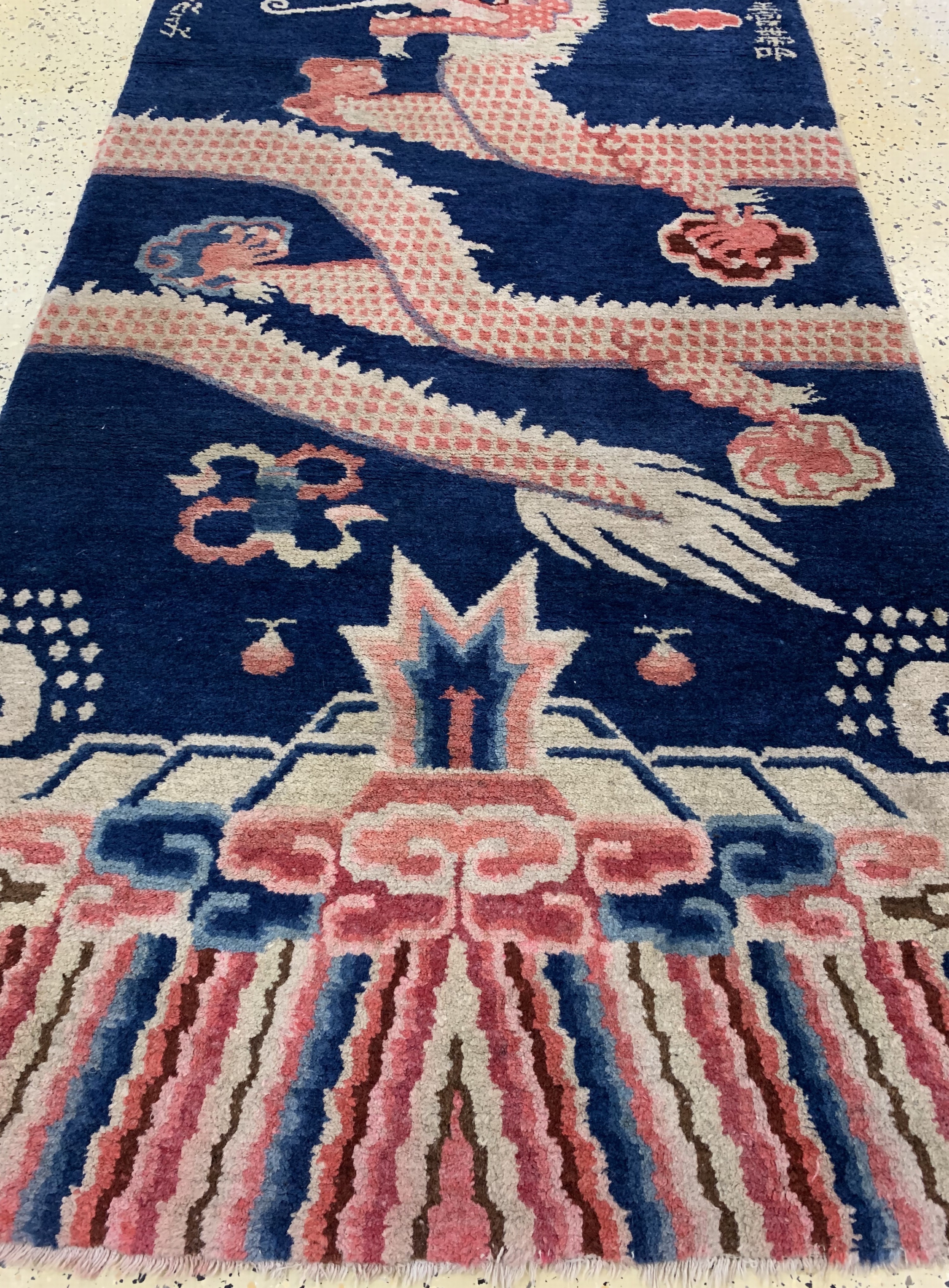 Detail e: Ning-Hsia"Drachen-Säulenteppich"antik, China, datiert(Jahr 123 der Republik China) 1934 und signiert(Om Mani Padme Hum)möge das ...