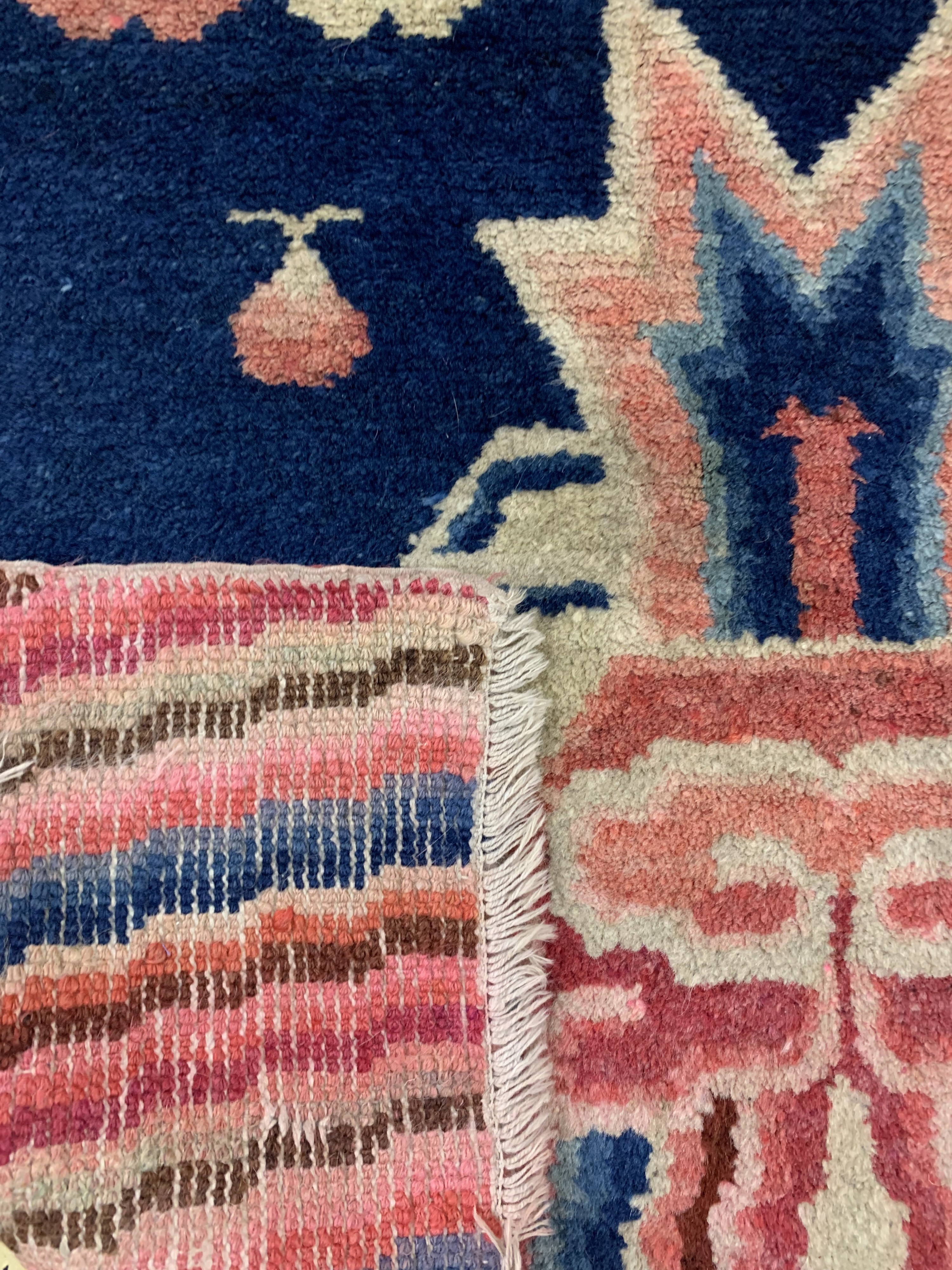 Detail f: Ning-Hsia"Drachen-Säulenteppich"antik, China, datiert(Jahr 123 der Republik China) 1934 und signiert(Om Mani Padme Hum)möge das ...