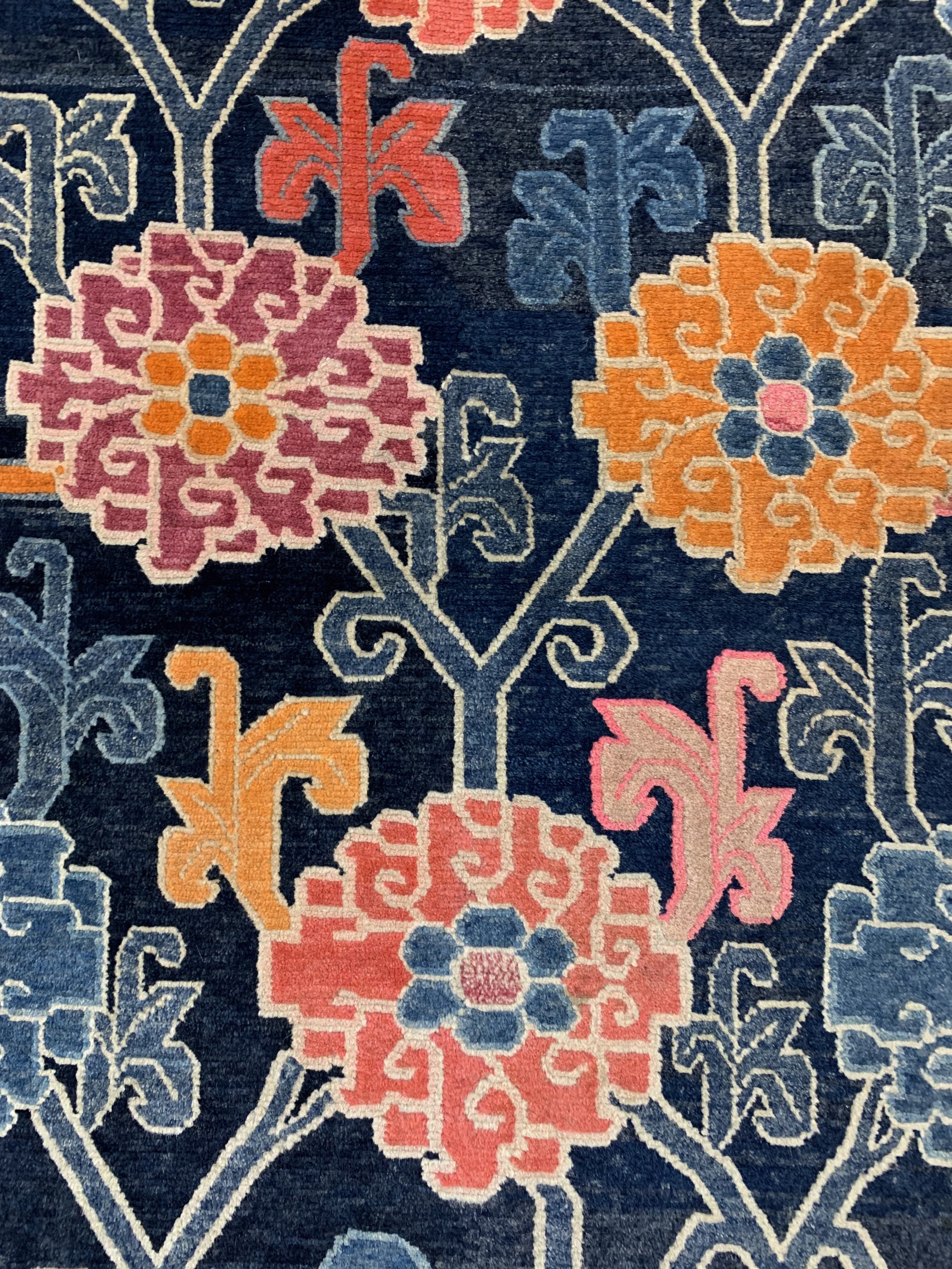 Detail c: Shigatse"Khaden"Lotus, alt, Tibet, Anfang 20.Jhd, Wolle auf Baumwolle, ca. 170 x 88 cm, EHZ: 2, (restauriert)