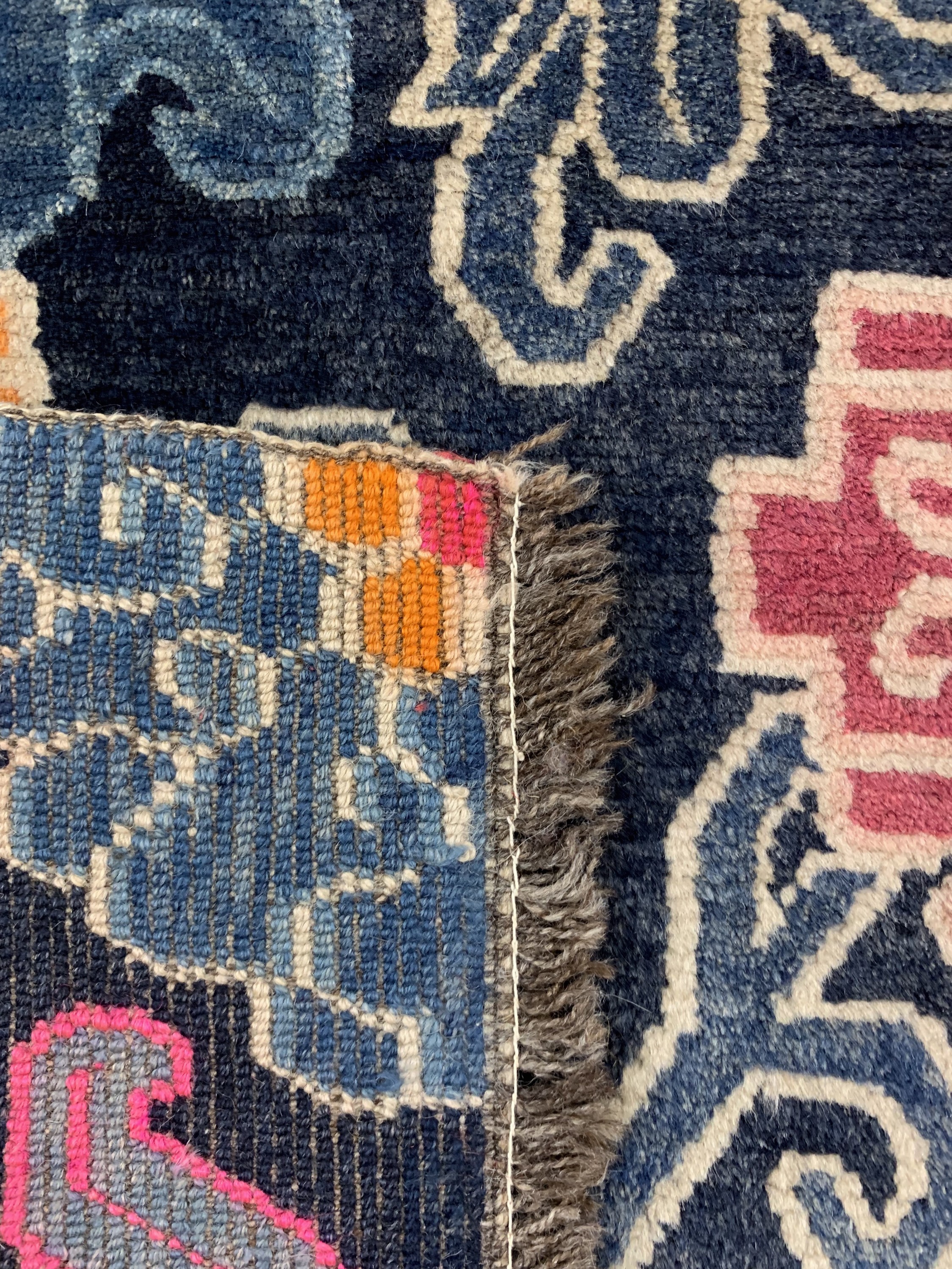 Detail e: Shigatse"Khaden"Lotus, alt, Tibet, Anfang 20.Jhd, Wolle auf Baumwolle, ca. 170 x 88 cm, EHZ: 2, (restauriert)