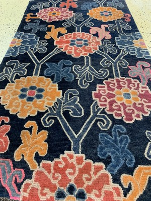 26982324d - Shigatse´Khaden´Lotus, alt, Tibet, Anfang 20.Jhd, Wolle auf Baumwolle, ca. 170 x 88 cm, ...