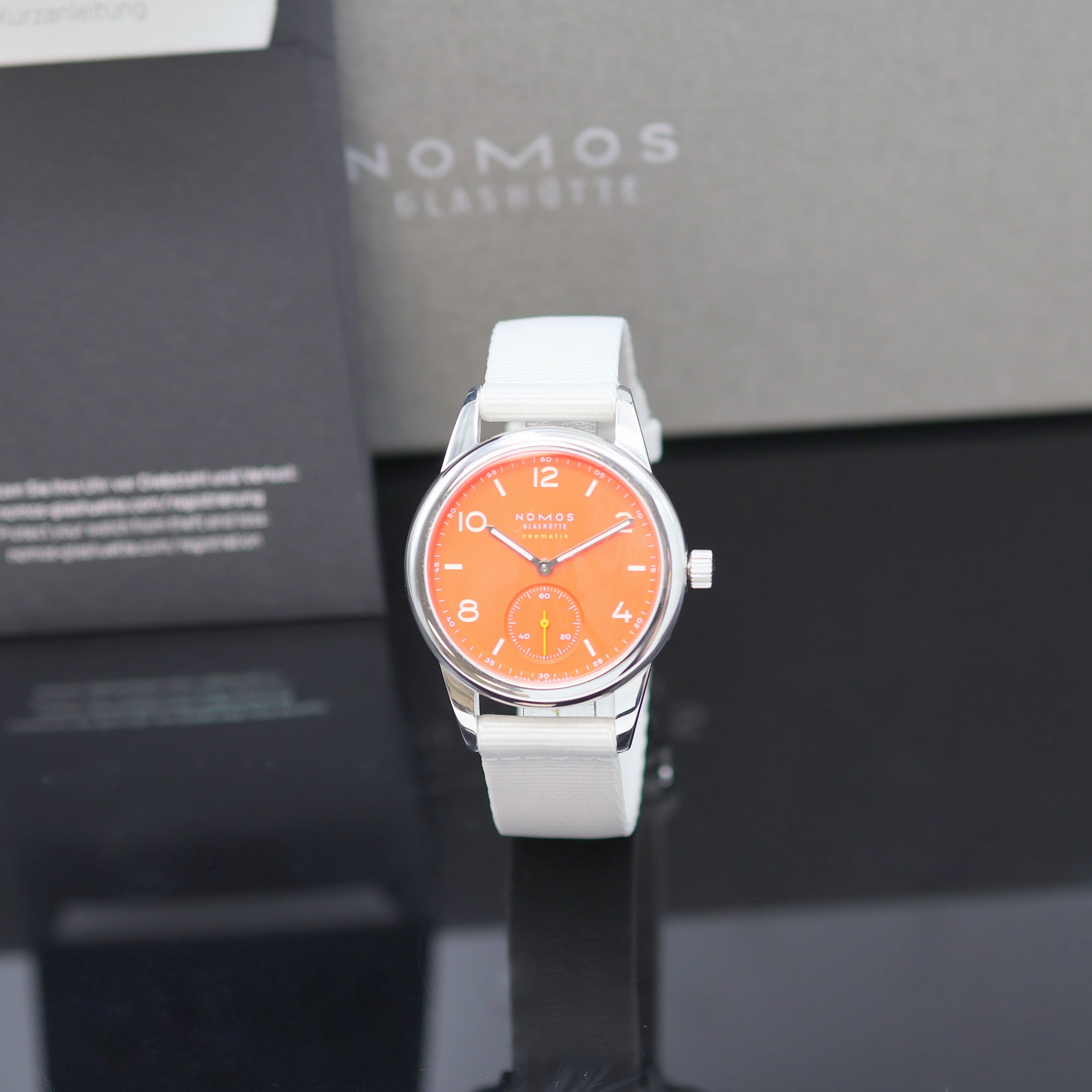 Image 26982671 - NOMOS Armbanduhr Neomatik Club Signalrot Referenz 743, Automatik, Edelstahlgeh. inkl. ...