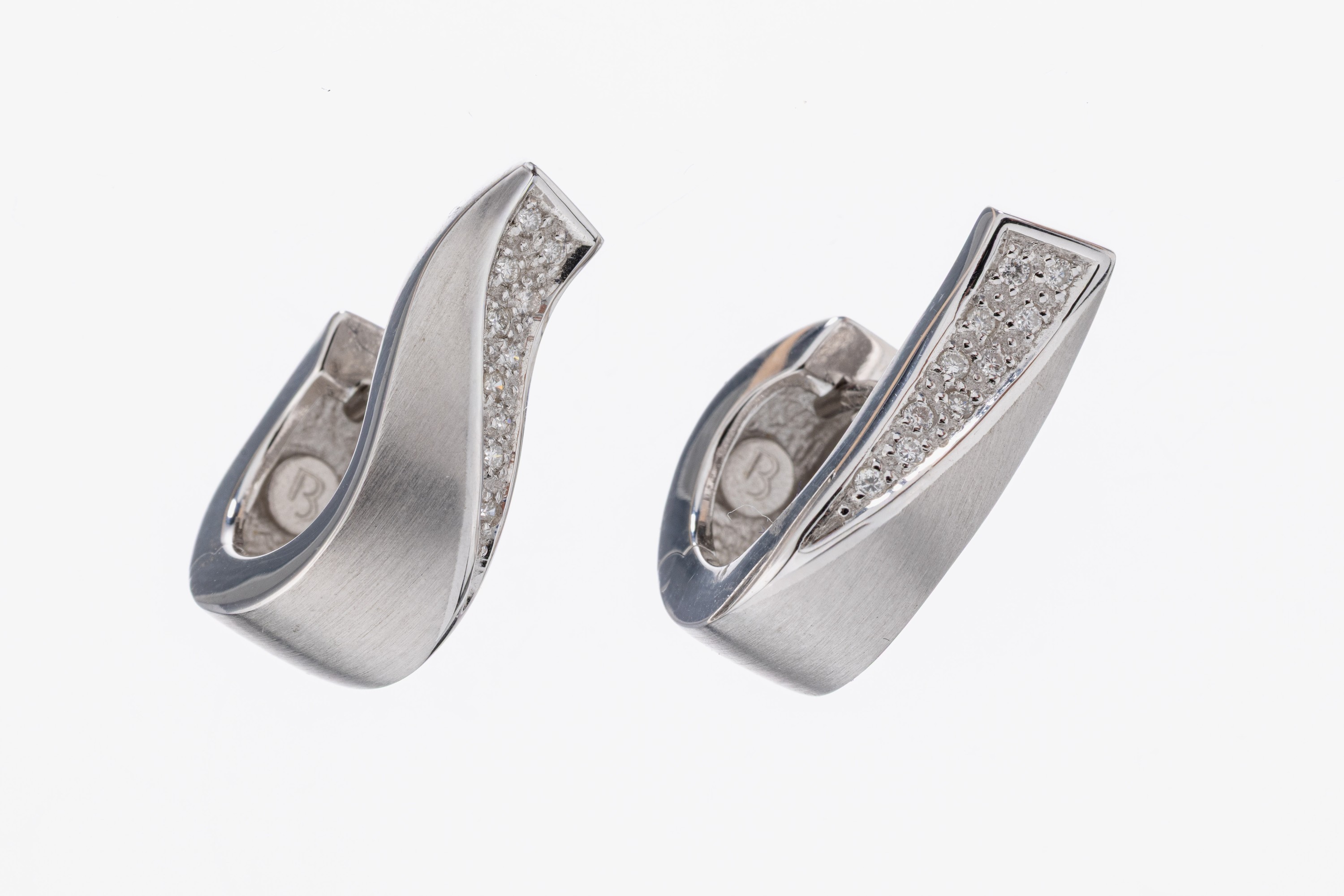 Image 26982711 - Paar 18 kt Gold Brillant-Ohrcreolen, WG 750/000, fein sat., Brillanten zus. ca. 0.20 ct ...