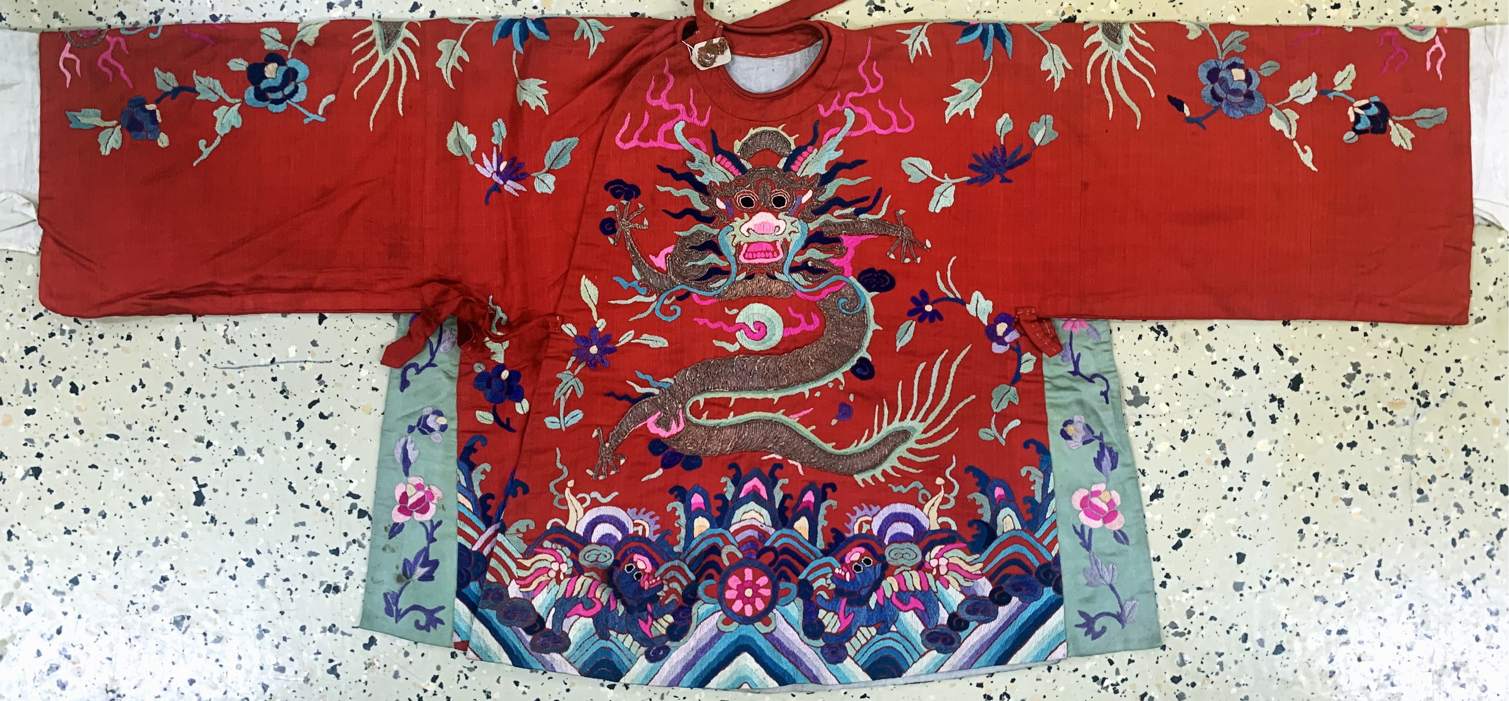 Seiden"Robe"antik, China, um 1900, Seide-Baumwollstickerei, beidseitig mit Drach enmotiven, ca. 112 x 50 cm( Frauengrösse), EHZ: 1-2