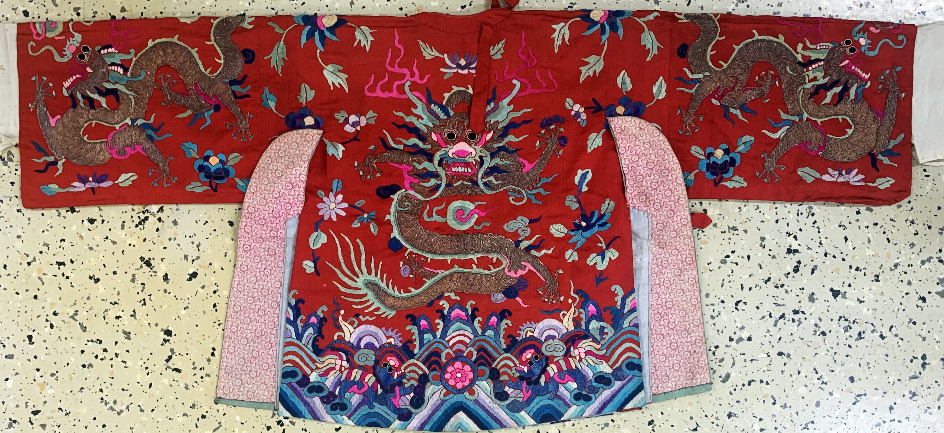 Detail d: Seiden"Robe"antik, China, um 1900, Seide-Baumwollstickerei, beidseitig mit Drach enmotiven, ca. 112 x 50 cm( Frauengrösse), EHZ: 1-2