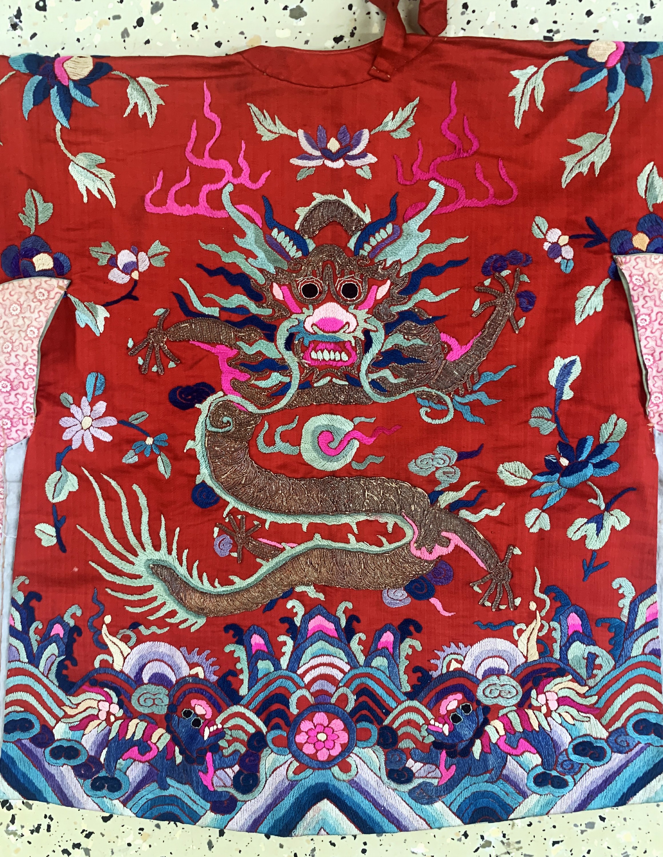 Detail g: Seiden"Robe"antik, China, um 1900, Seide-Baumwollstickerei, beidseitig mit Drach enmotiven, ca. 112 x 50 cm( Frauengrösse), EHZ: 1-2