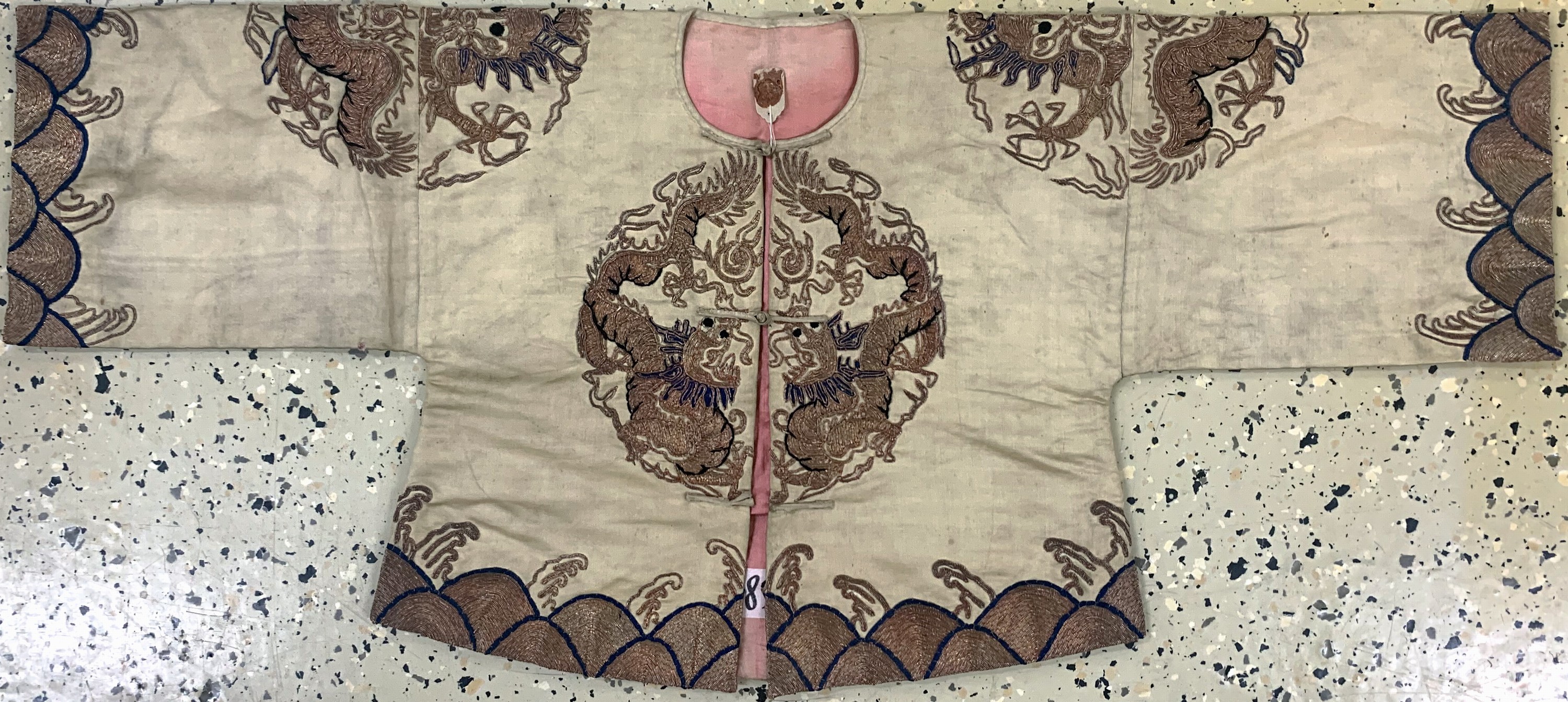Seiden"Robe"antik, China, um 1900, Seide-Baumwollstickerei, beidseitig mit Drachenmotiven, ca. 95 x 42 cm (Frauengrösse), EHZ: 2 -3