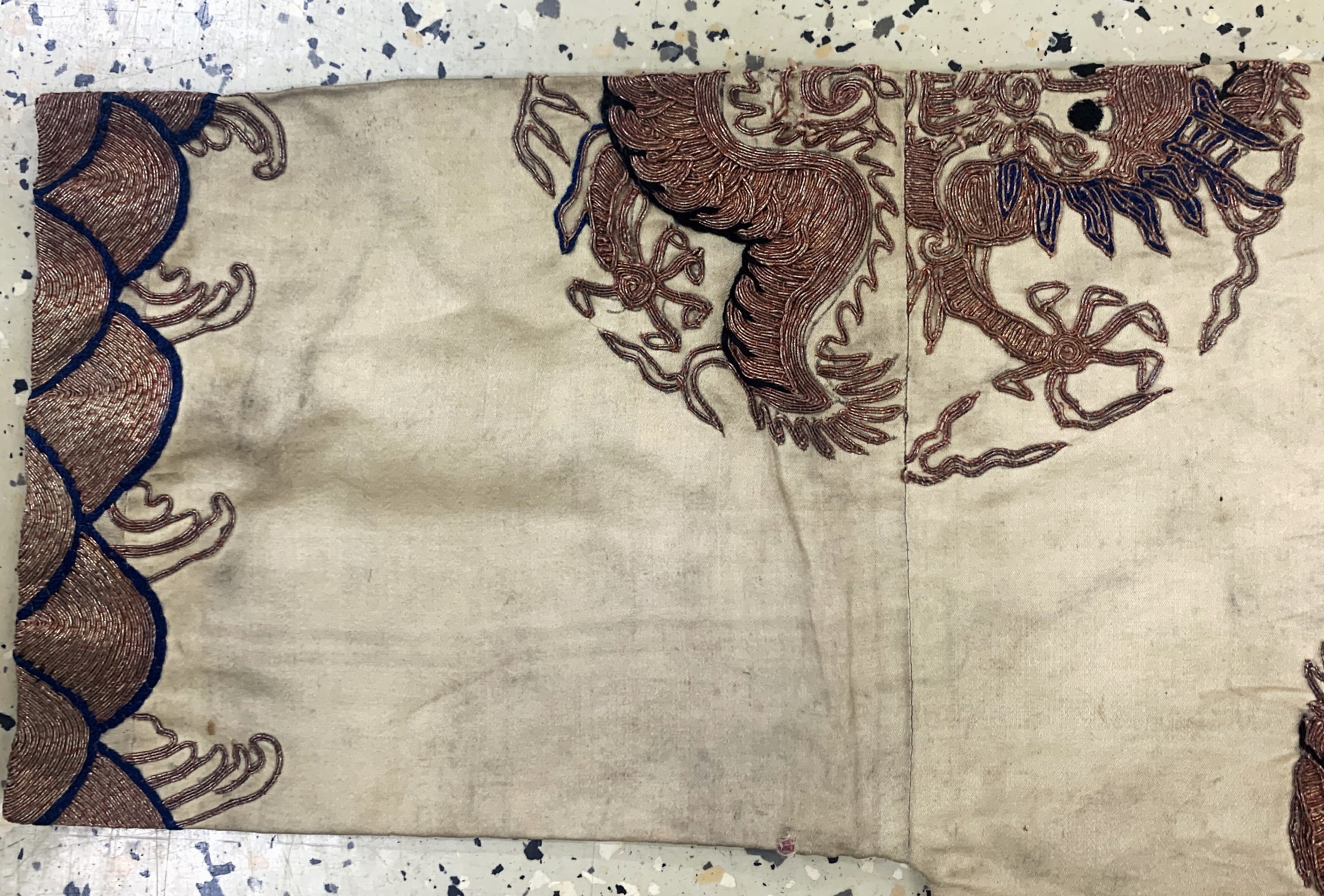 Detail a: Seiden"Robe"antik, China, um 1900, Seide-Baumwollstickerei, beidseitig mit Drachenmotiven, ca. 95 x 42 cm (Frauengrösse), EHZ: 2 -3