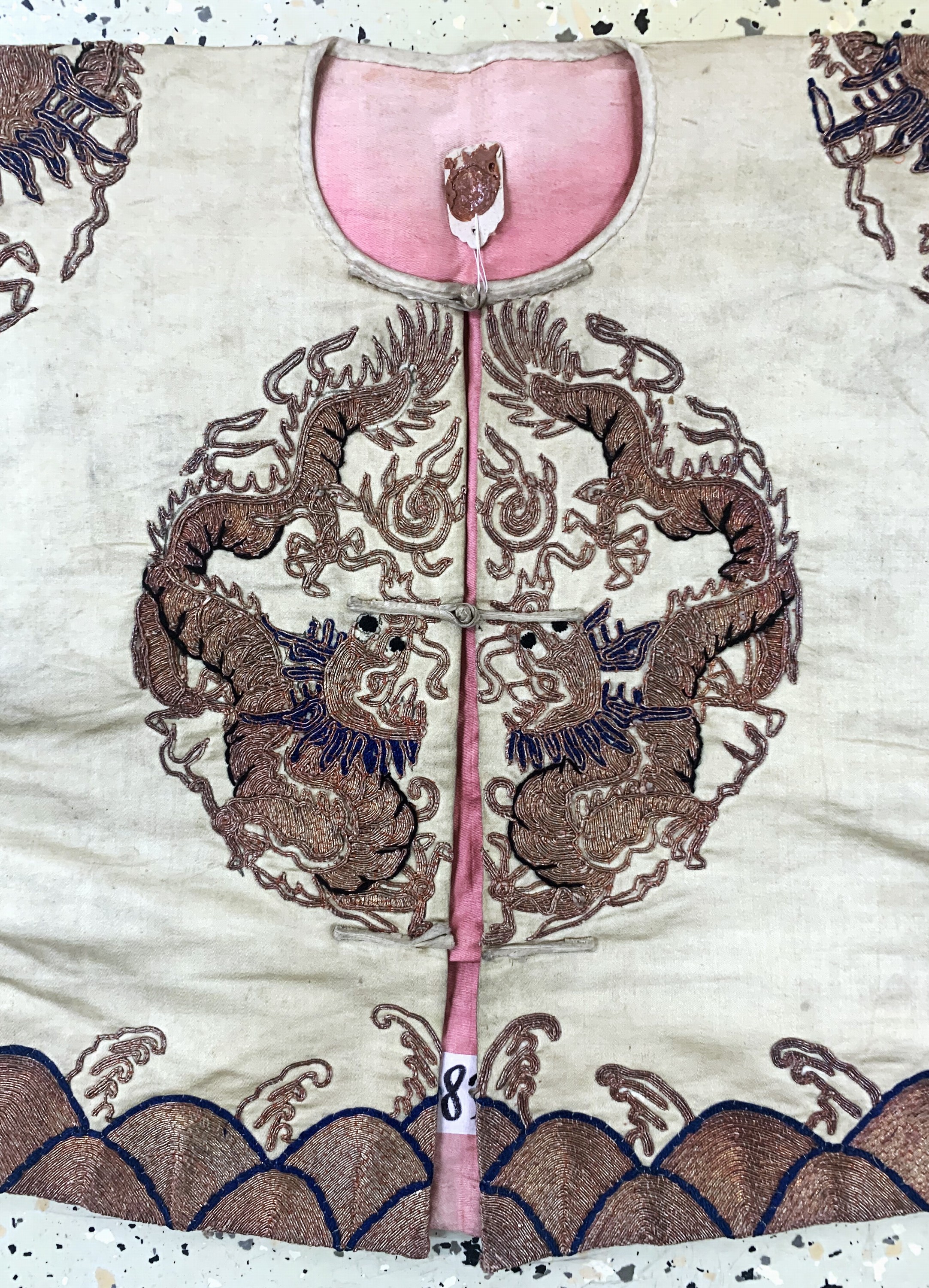 Detail b: Seiden"Robe"antik, China, um 1900, Seide-Baumwollstickerei, beidseitig mit Drachenmotiven, ca. 95 x 42 cm (Frauengrösse), EHZ: 2 -3