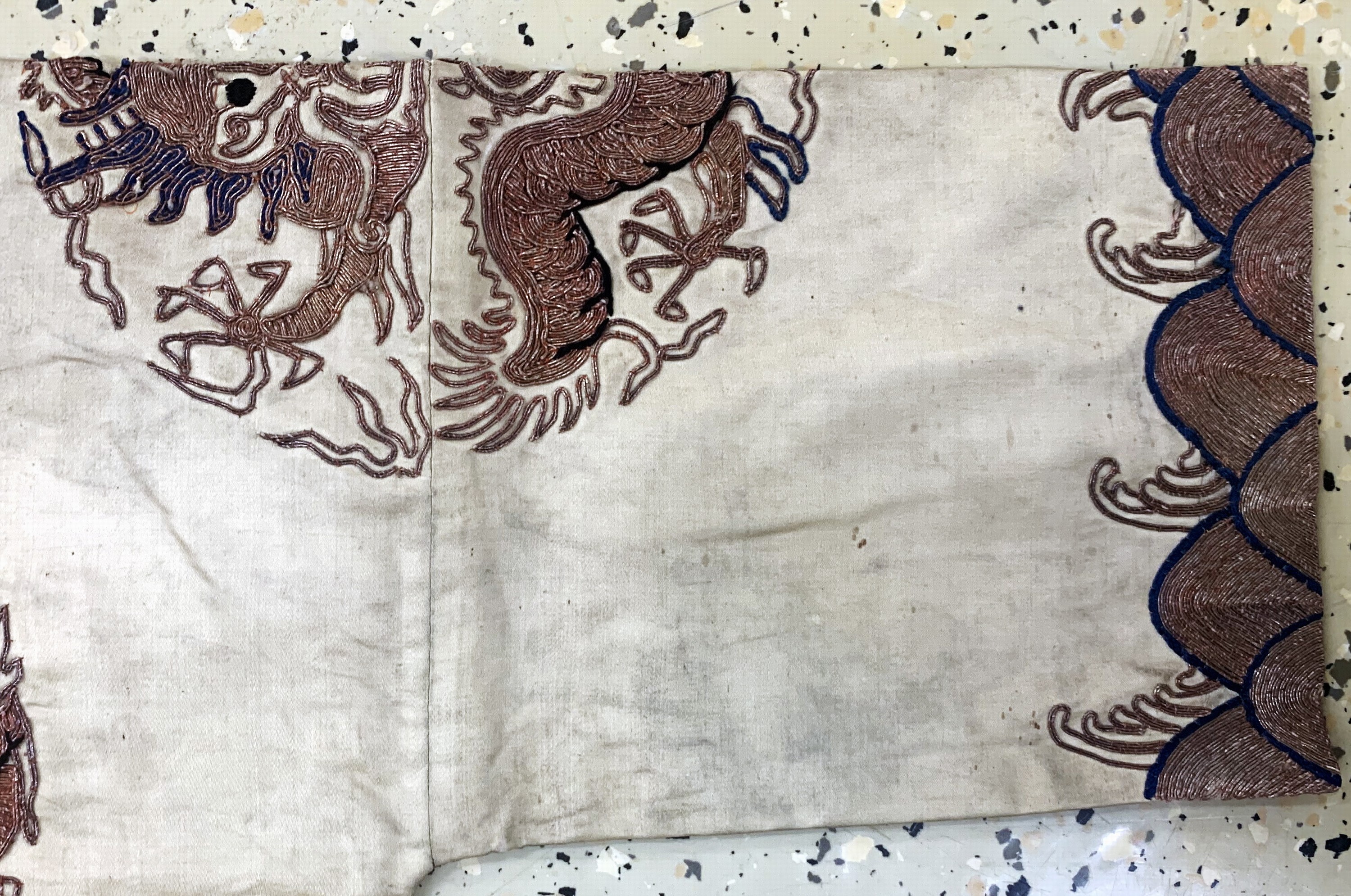 Detail c: Seiden"Robe"antik, China, um 1900, Seide-Baumwollstickerei, beidseitig mit Drachenmotiven, ca. 95 x 42 cm (Frauengrösse), EHZ: 2 -3