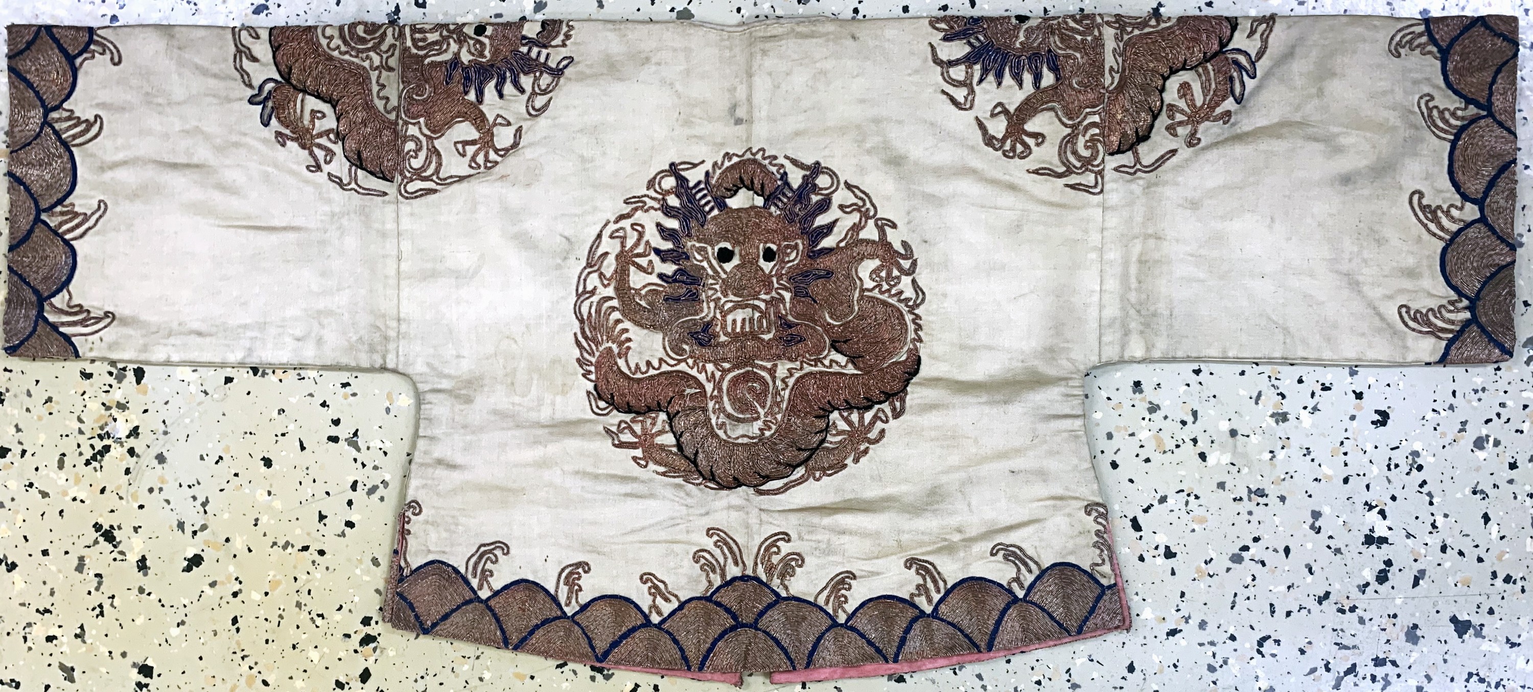 Detail d: Seiden"Robe"antik, China, um 1900, Seide-Baumwollstickerei, beidseitig mit Drachenmotiven, ca. 95 x 42 cm (Frauengrösse), EHZ: 2 -3