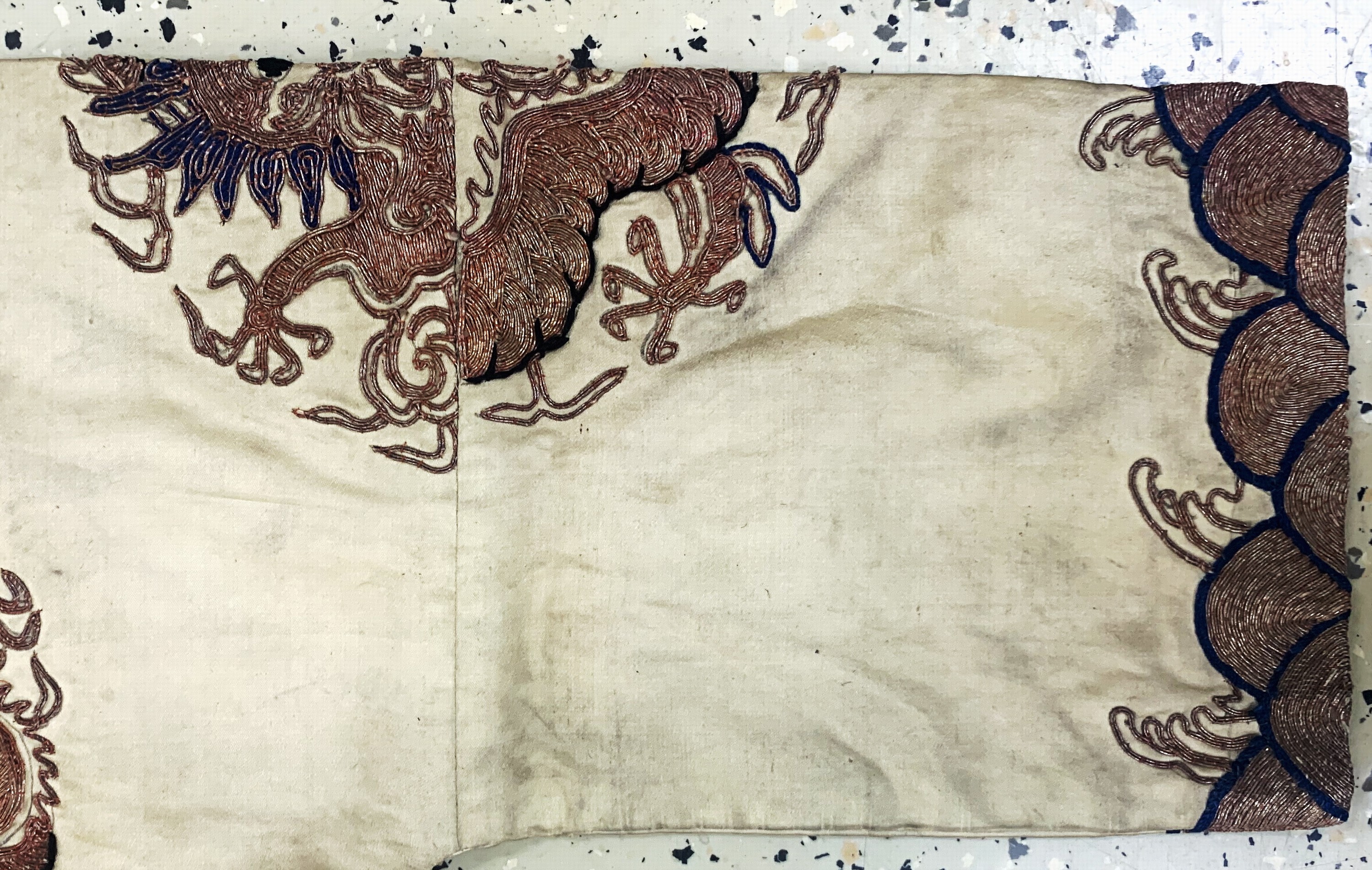Detail e: Seiden"Robe"antik, China, um 1900, Seide-Baumwollstickerei, beidseitig mit Drachenmotiven, ca. 95 x 42 cm (Frauengrösse), EHZ: 2 -3