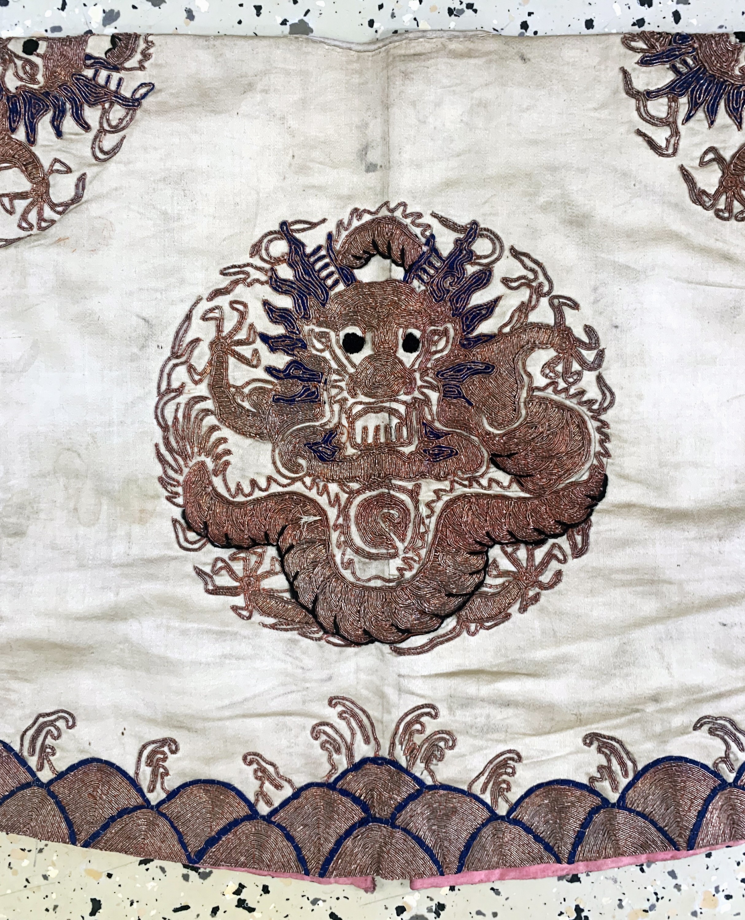 Detail f: Seiden"Robe"antik, China, um 1900, Seide-Baumwollstickerei, beidseitig mit Drachenmotiven, ca. 95 x 42 cm (Frauengrösse), EHZ: 2 -3