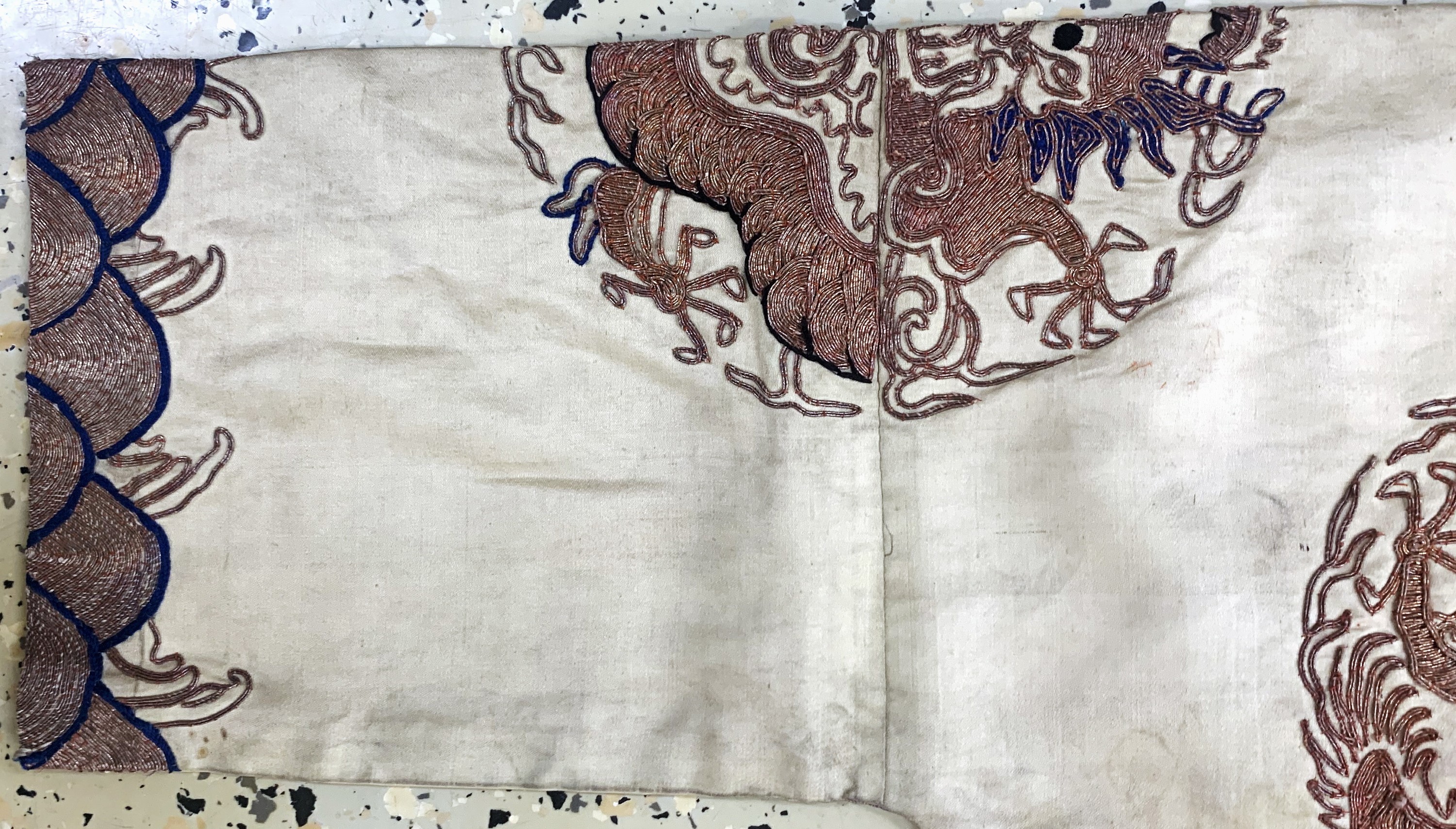 Detail g: Seiden"Robe"antik, China, um 1900, Seide-Baumwollstickerei, beidseitig mit Drachenmotiven, ca. 95 x 42 cm (Frauengrösse), EHZ: 2 -3