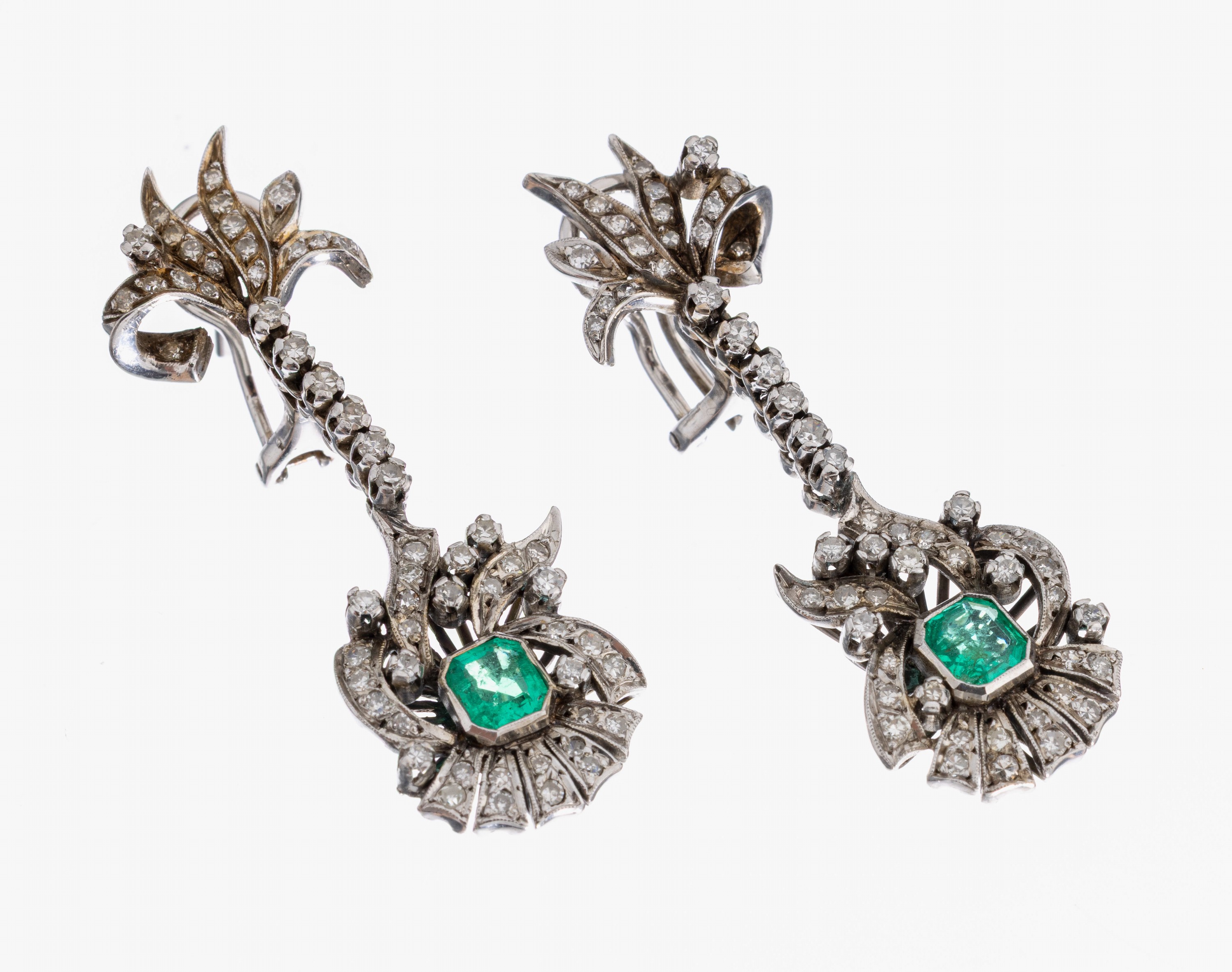 Image 26982765 - Paar Palladium Diamant-Smaragd-Ohrstecker, im Stil des Art Deco, länglich bewegl., 112 ...