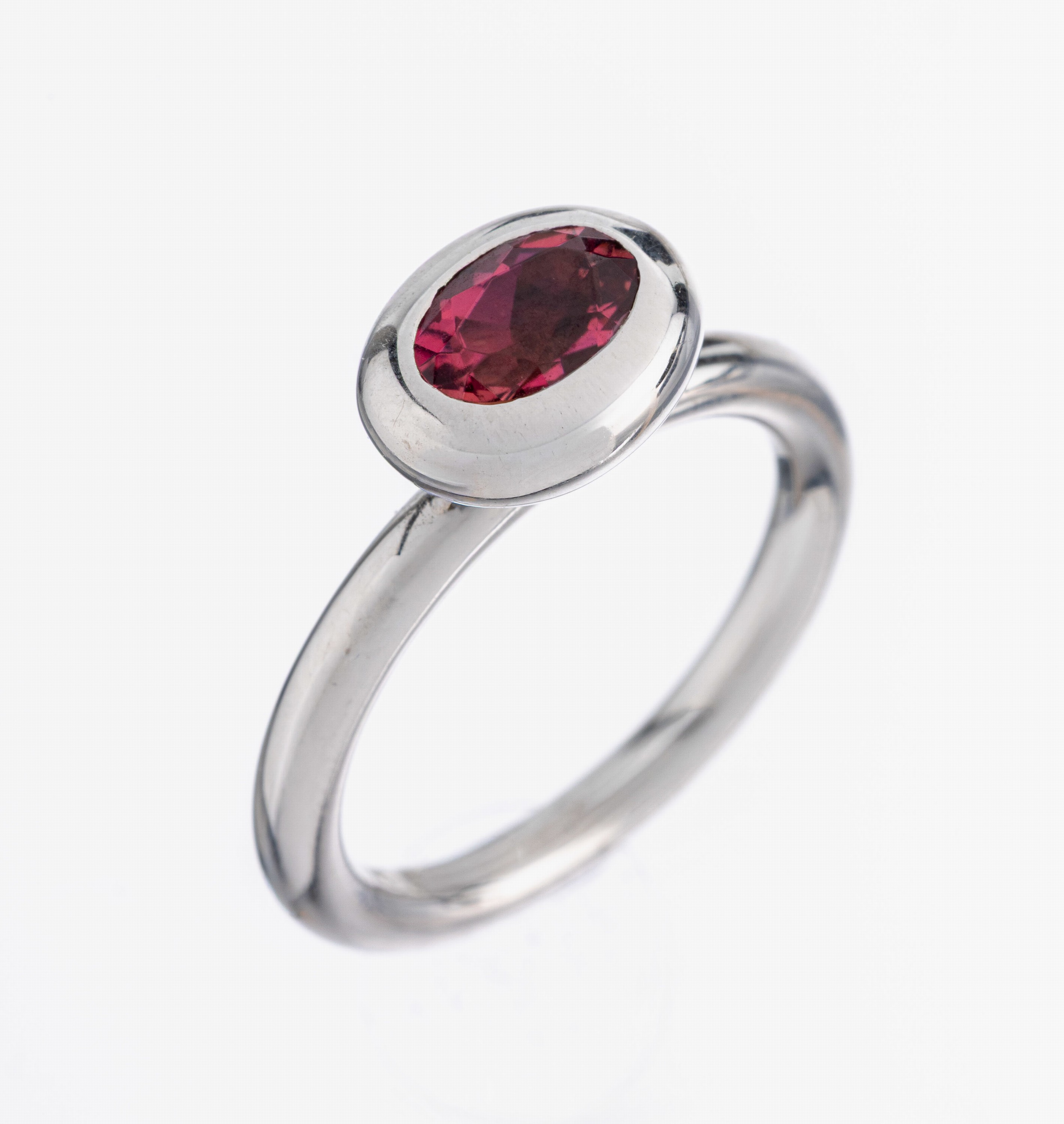 14 kt Gold Turmalin-Ring, WG 585/000, schlichte Gestaltung, ovalfacett. Turmalin ca.0.50 ct, RW 54, ca. 7.2 g