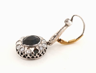 26982703b - Paar Palladium Saphir-Diamant-Ohrgehänge, 2rundfacett. Saphire zus. ca. 4.0 ct, 29 ...