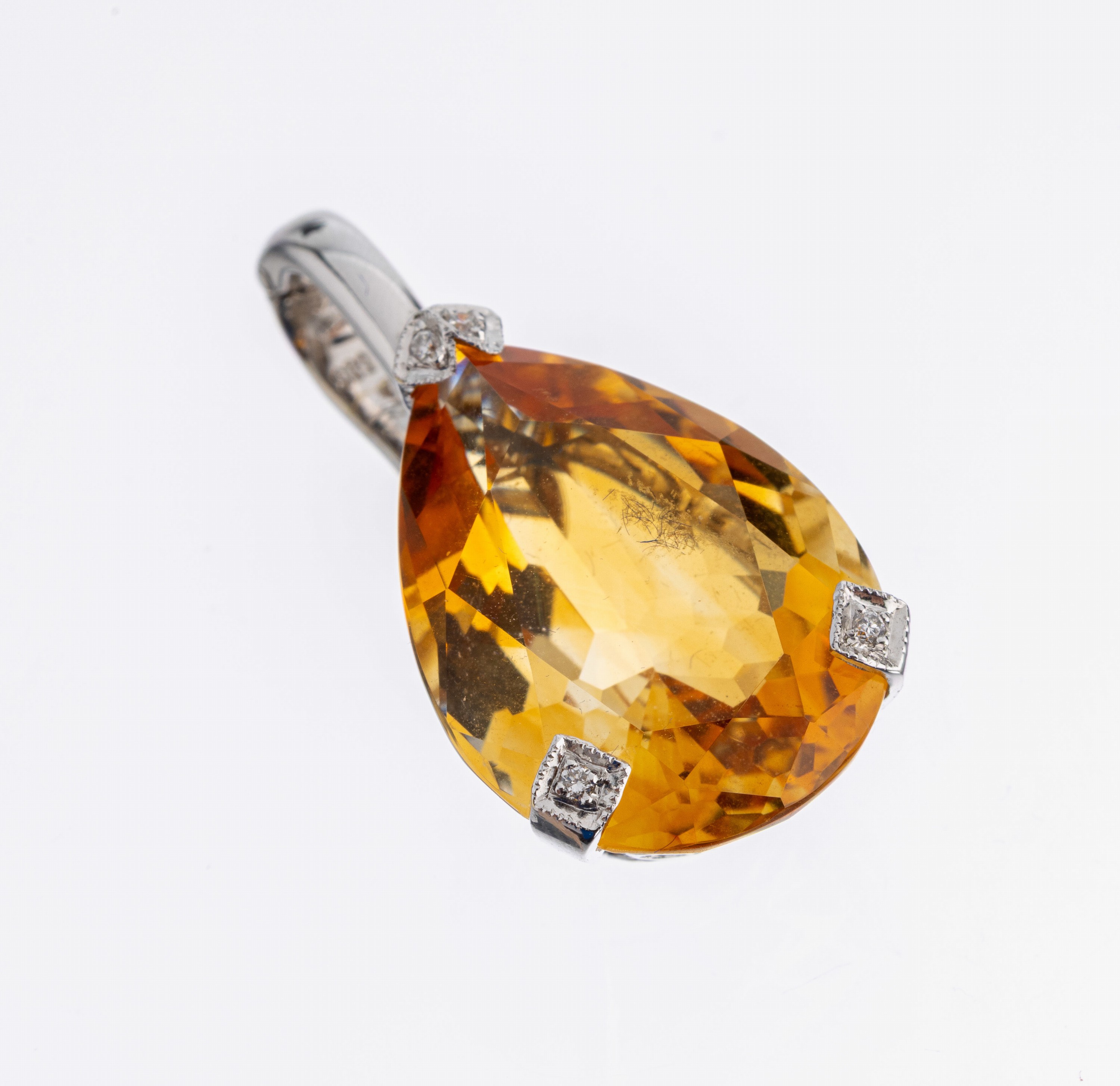 14 kt Gold Citrin-Brillant-Clipanhänger, WG585/000, ovalfacett. Citrin von guter Farbe ca. 15.32 ct, Brillanten zus. ca. 0.03 ct Weiß/si, L. ca. 3 ...