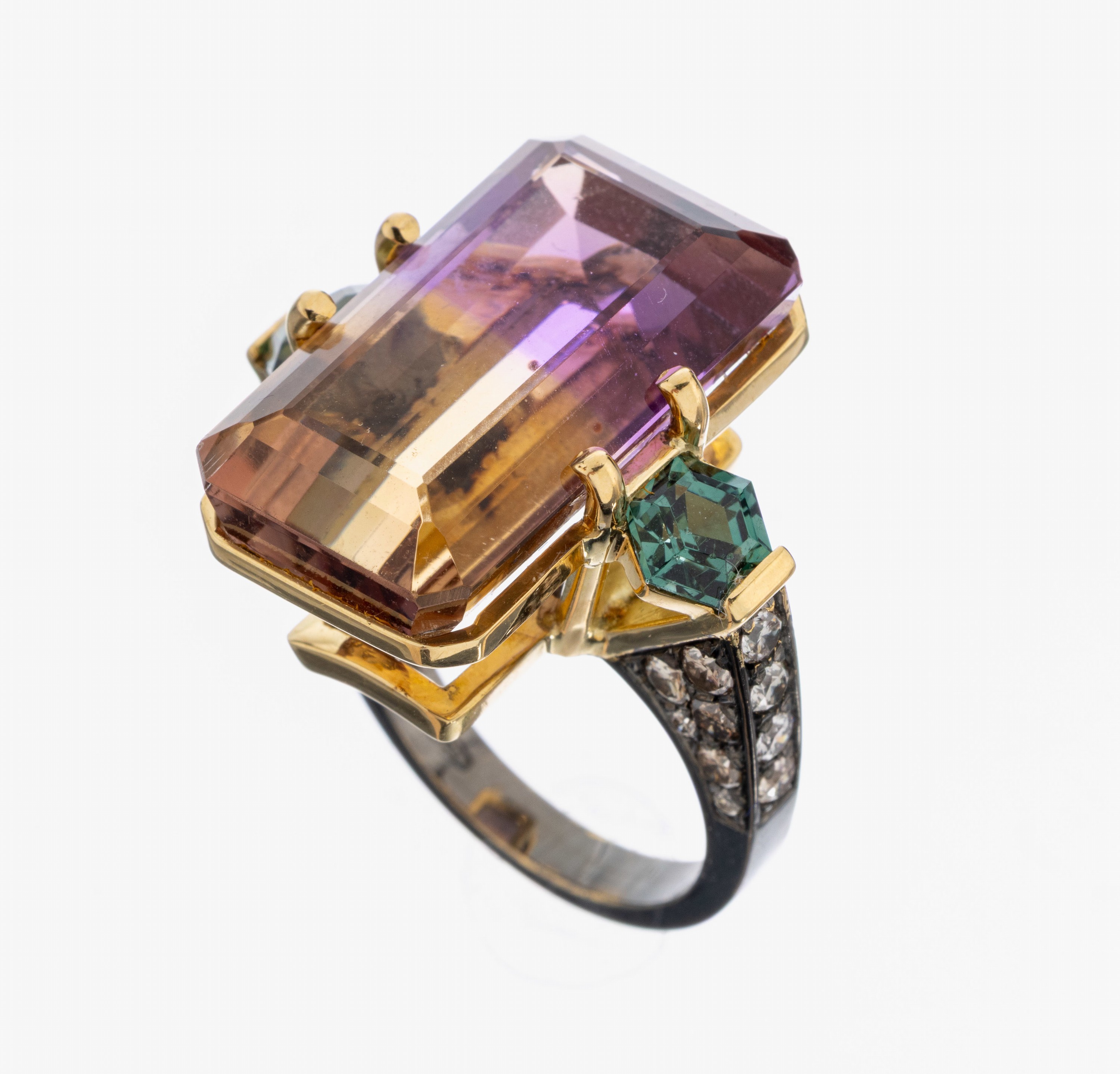18 kt Gold Ametrin-Turmalin-Brillant-Ring, GG 750/000, Ametrin im Treppenschliff ca. 40.0 ct, seitl. 2 hexagonal facett. Turmaline zus. ca. 0.60 ct, ...