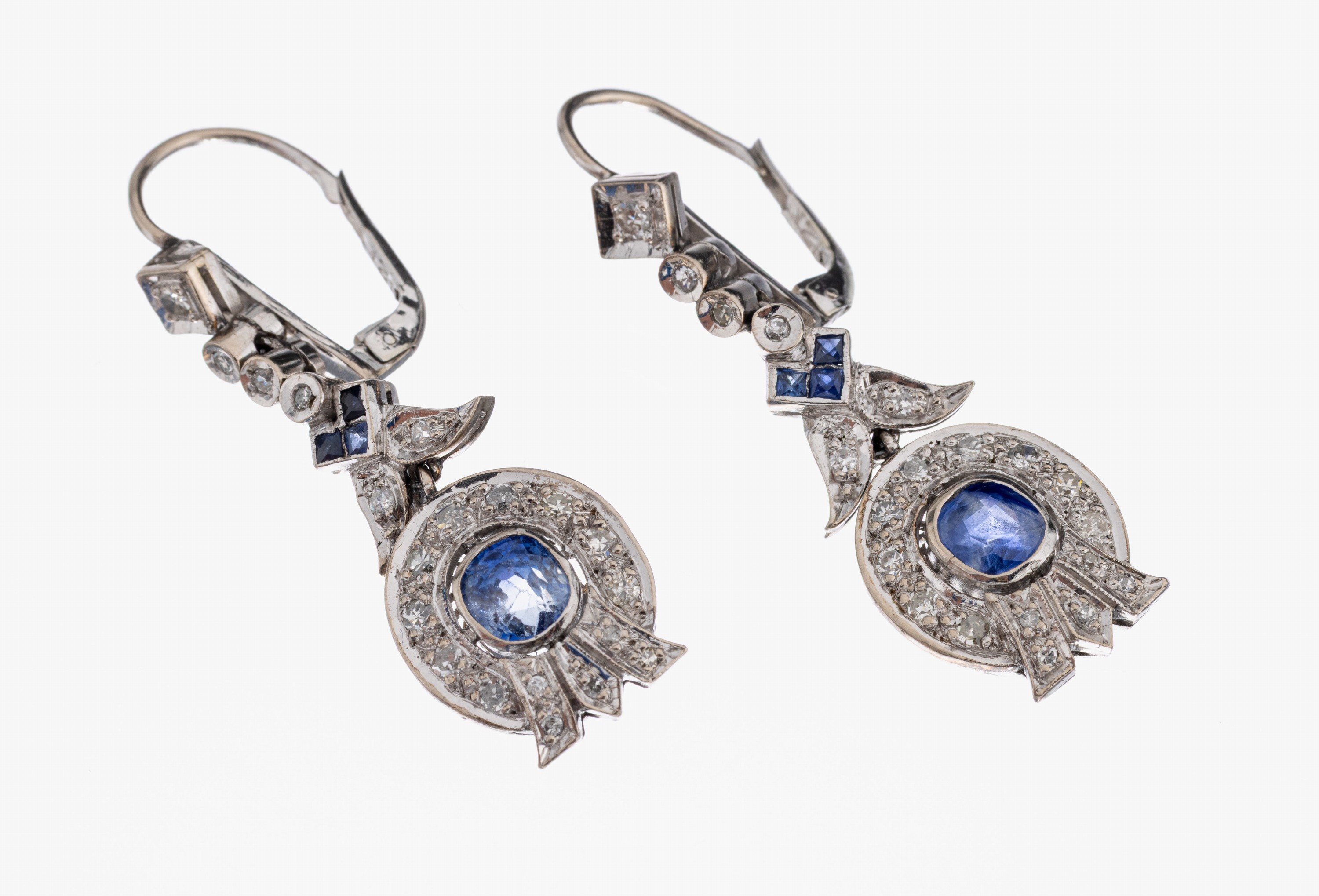 Paar Palladium Saphir-Diamant-Ohrhänger, imStil des Art Deco, länglich bewegl., 2 ovalfacett. Saphire und 6 Carrees zus. ca. 0.20 ct, 40 ...