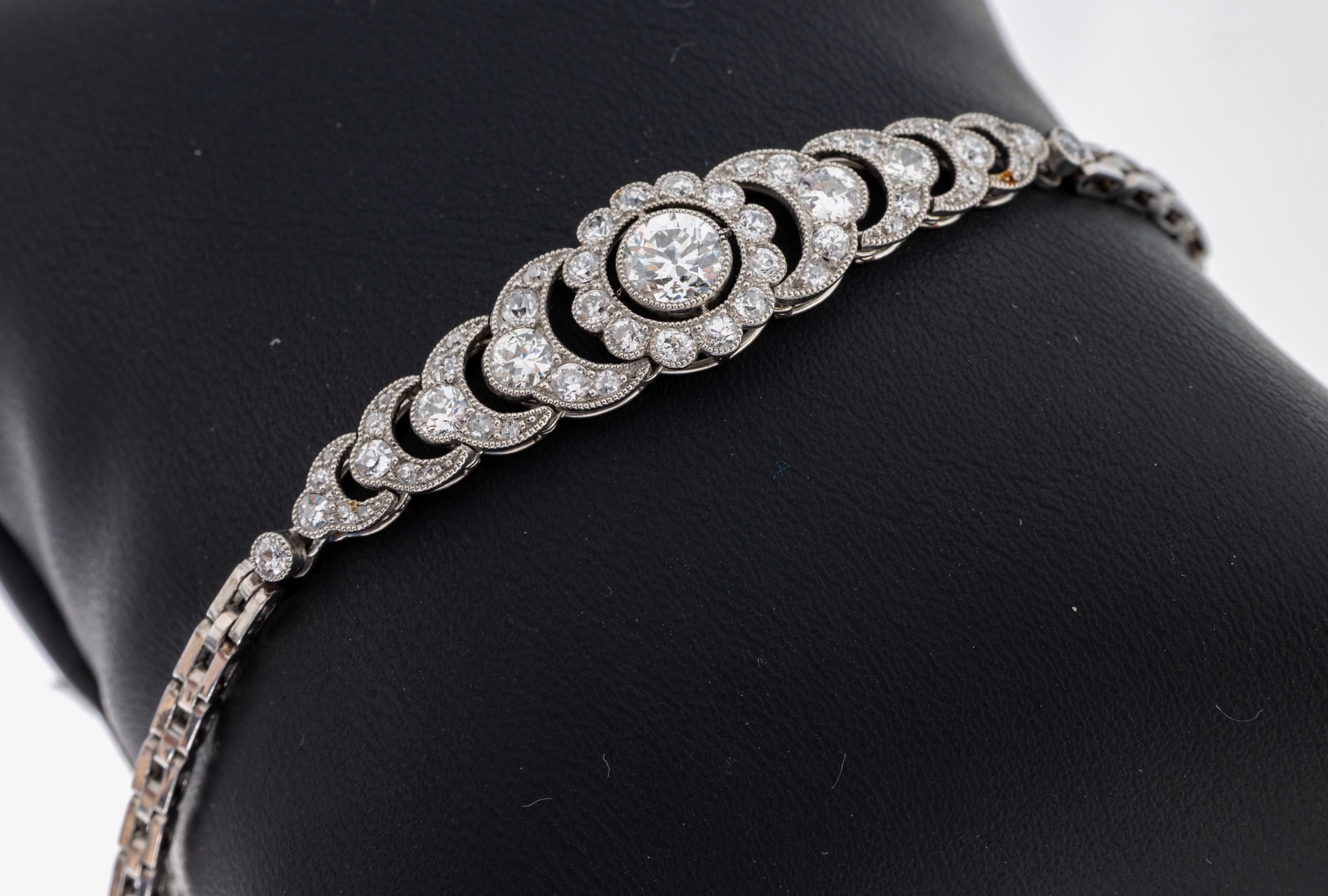 Platin Diamant-Armband, um 1920/30, Pt gepr., Mittelteil mit 55 Altschliffdiamanten, Brillanten und 8/8-Diamanten zus. ca. 1.0 ct ...
