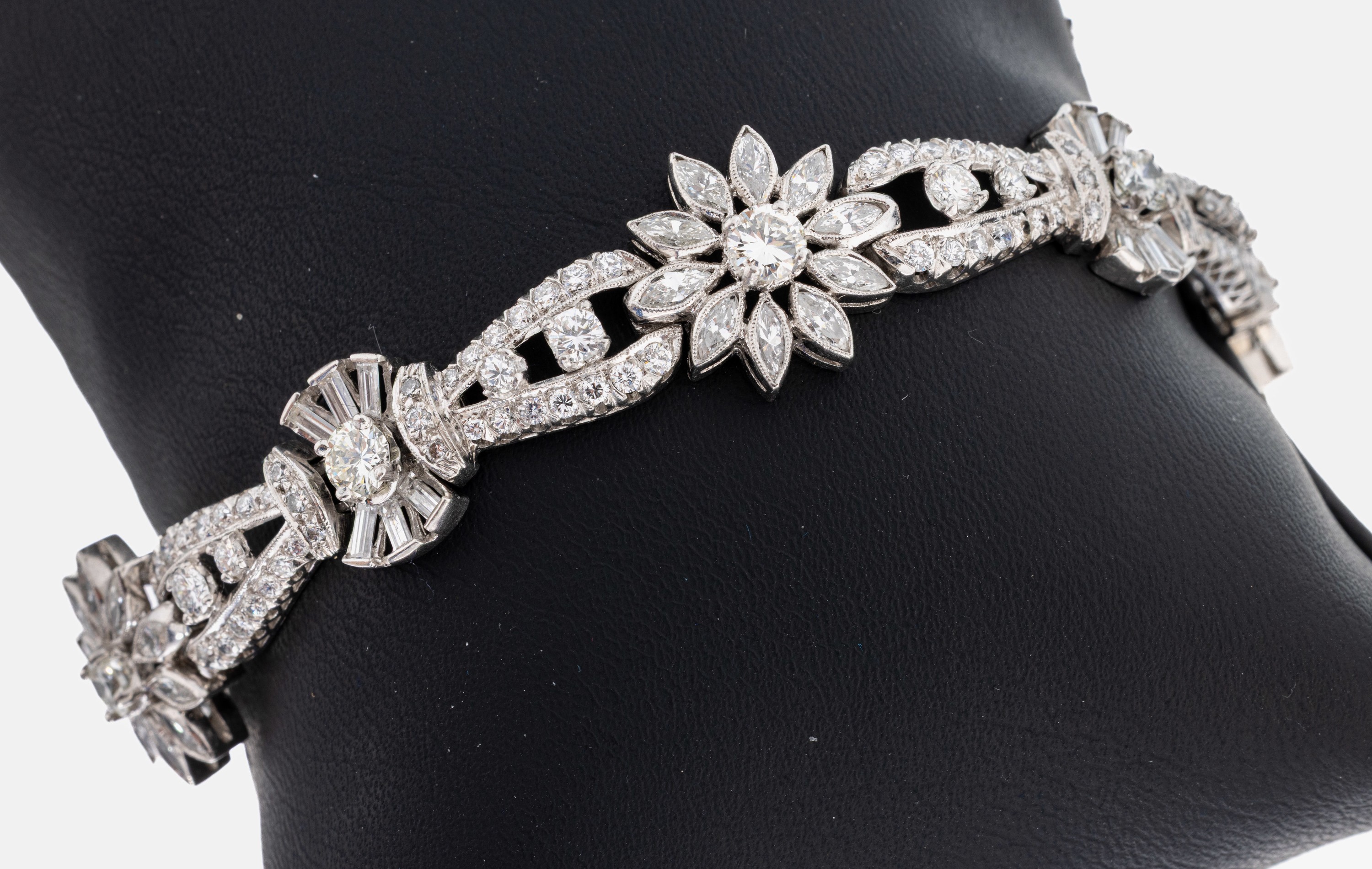 Image 26982863 - Platin Diamant-Armband, Pt gepr., 155 Brillanten, 24 Diamantbaguettes und 30 ...