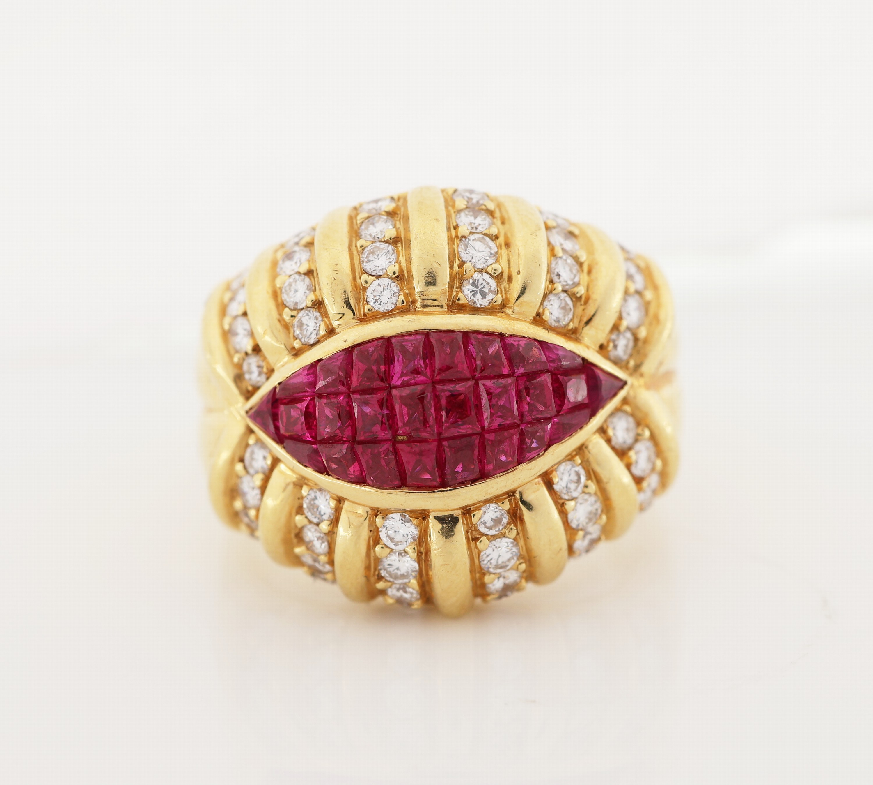 Detail a: 18 kt Gold Rubin-Brillant-Ring, GG 750/000 gepr., 26 eingeschliffene Rubine zus. ca. 0.80ct, 48 Brillanten zus. ca. 0.80 ct Weiß/si, RW55, ca. 13.8 ...