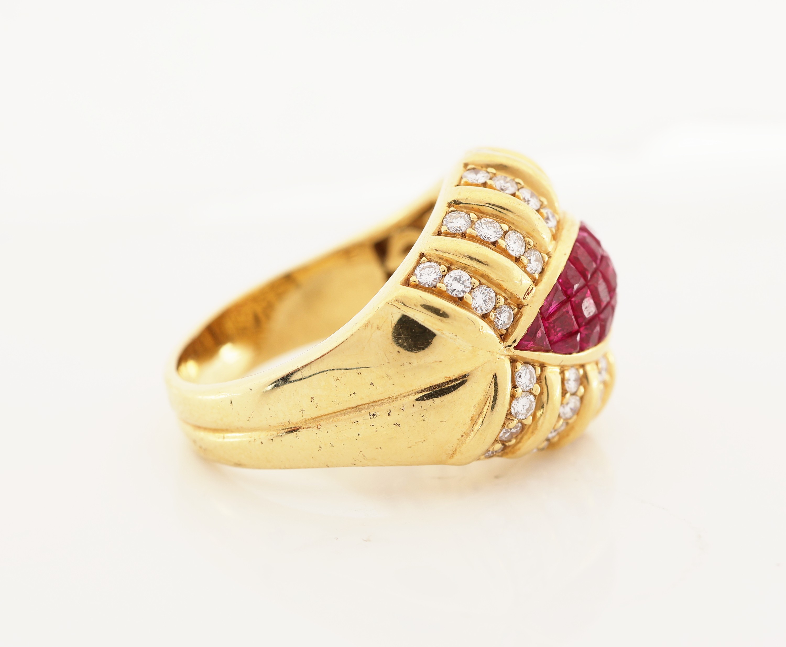Detail b: 18 kt Gold Rubin-Brillant-Ring, GG 750/000 gepr., 26 eingeschliffene Rubine zus. ca. 0.80ct, 48 Brillanten zus. ca. 0.80 ct Weiß/si, RW55, ca. 13.8 ...