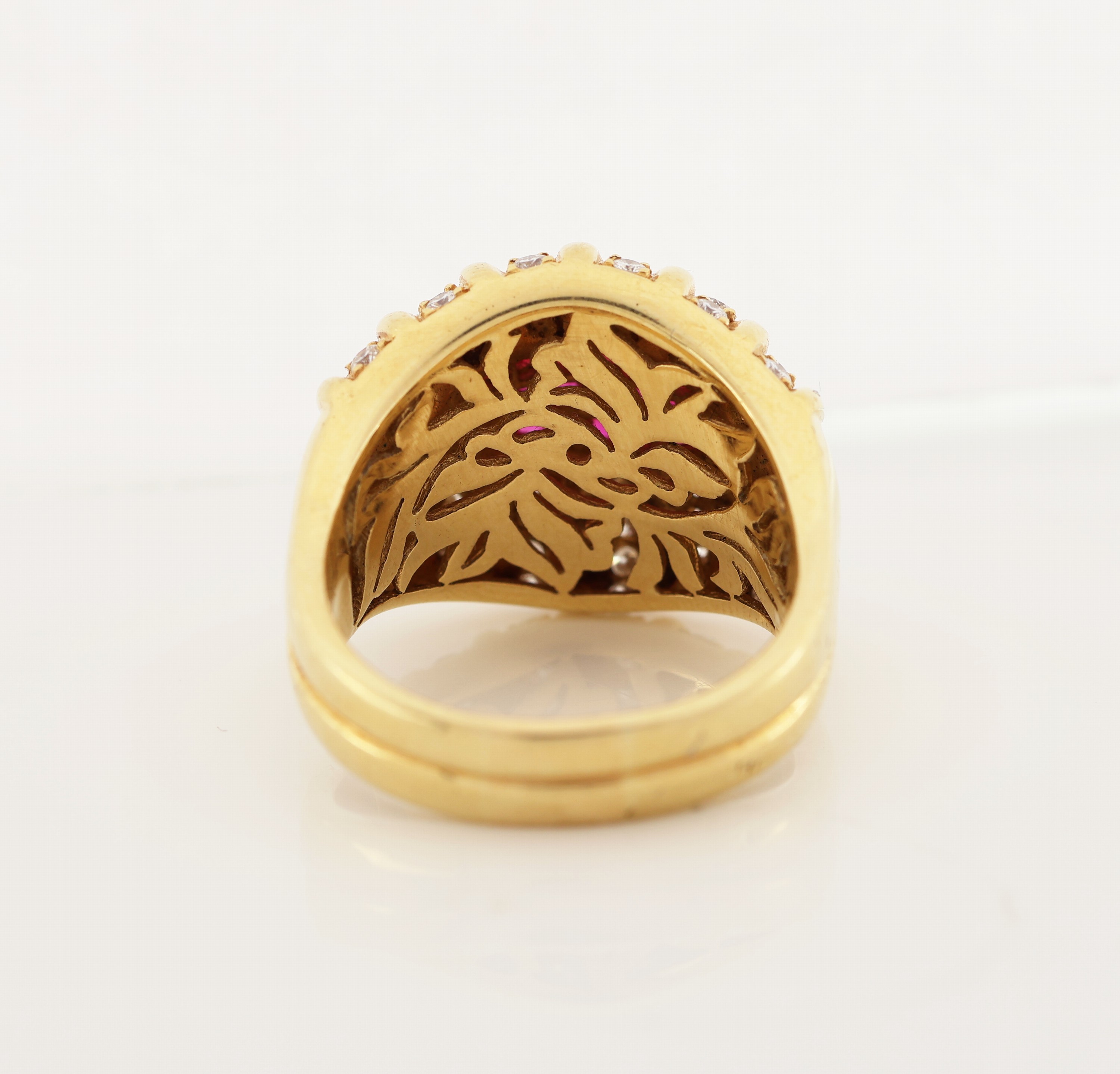 Detail c: 18 kt Gold Rubin-Brillant-Ring, GG 750/000 gepr., 26 eingeschliffene Rubine zus. ca. 0.80ct, 48 Brillanten zus. ca. 0.80 ct Weiß/si, RW55, ca. 13.8 ...