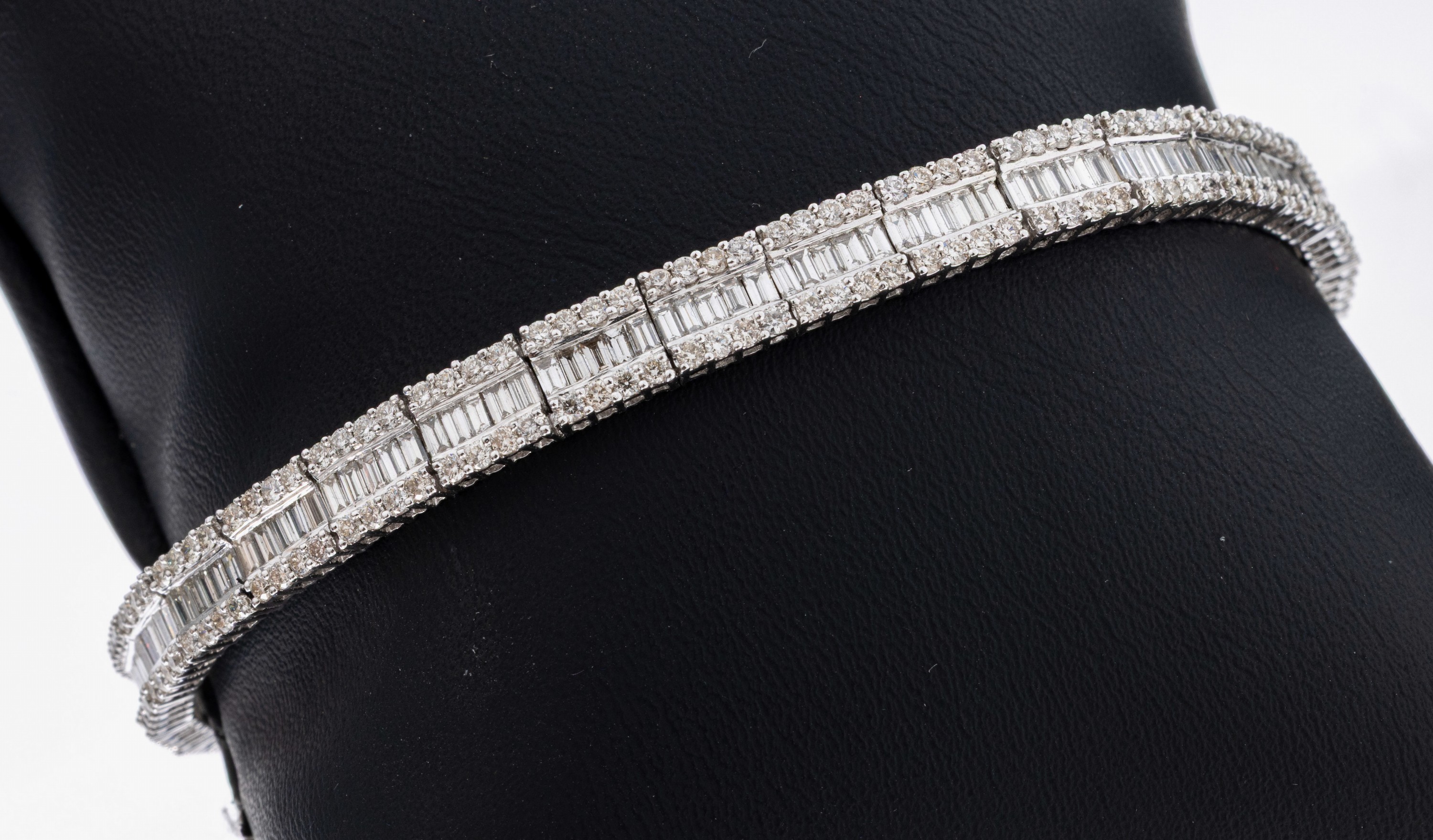18 kt Gold Diamant-Armband, WG 750/000, 230Brillanten und 138 Diamant-Baguettes zus. ca. 6.58 ct Weiß/si, ca. 17.7 g, L. ca. 18 cm, Kastenschloss ...