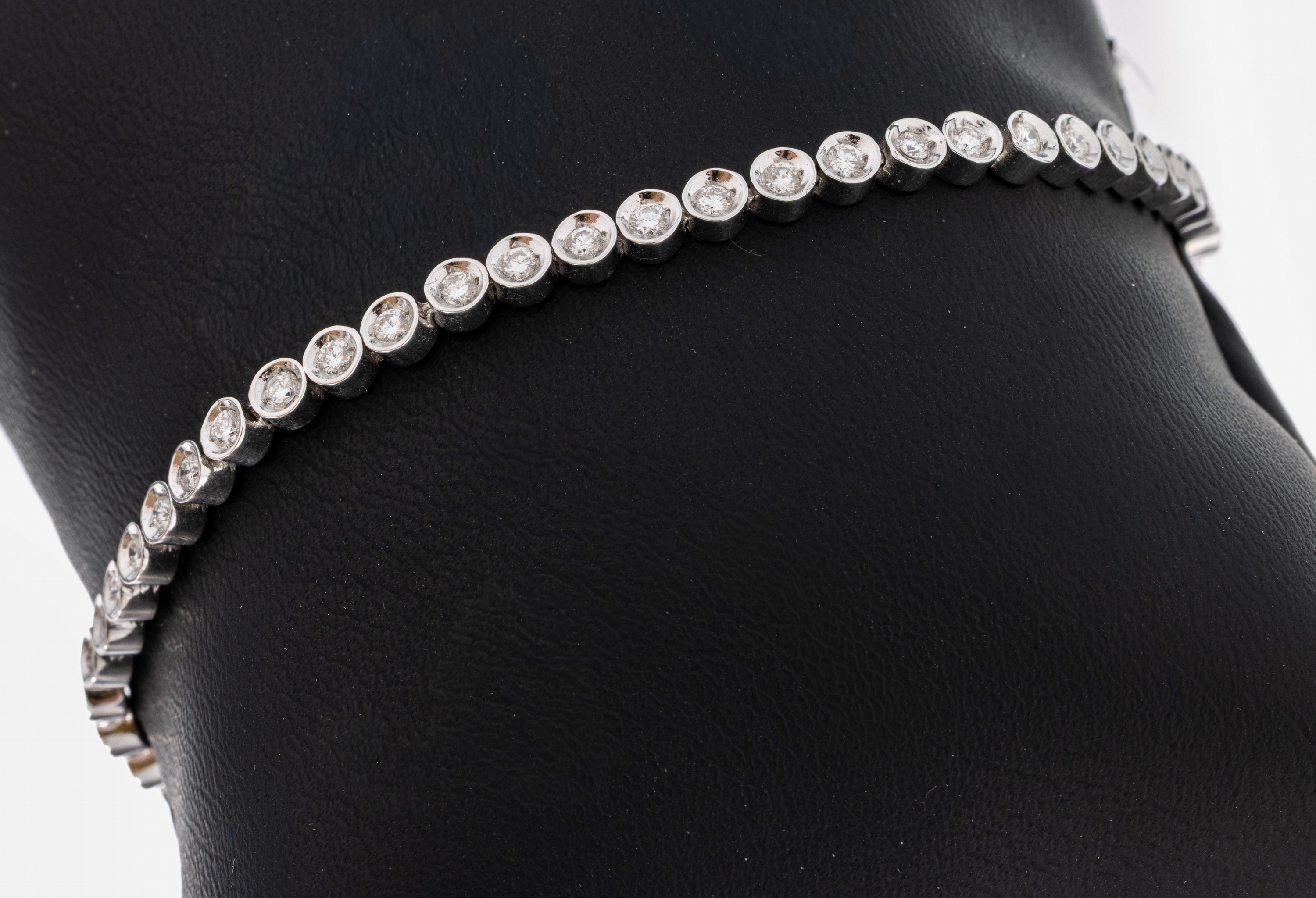 Image 26982911 - 18 kt Gold Brillant-Linienarmband, WG 750/000, Brillanten zus. ca. 1.60 ct Weiß/si, L. ...