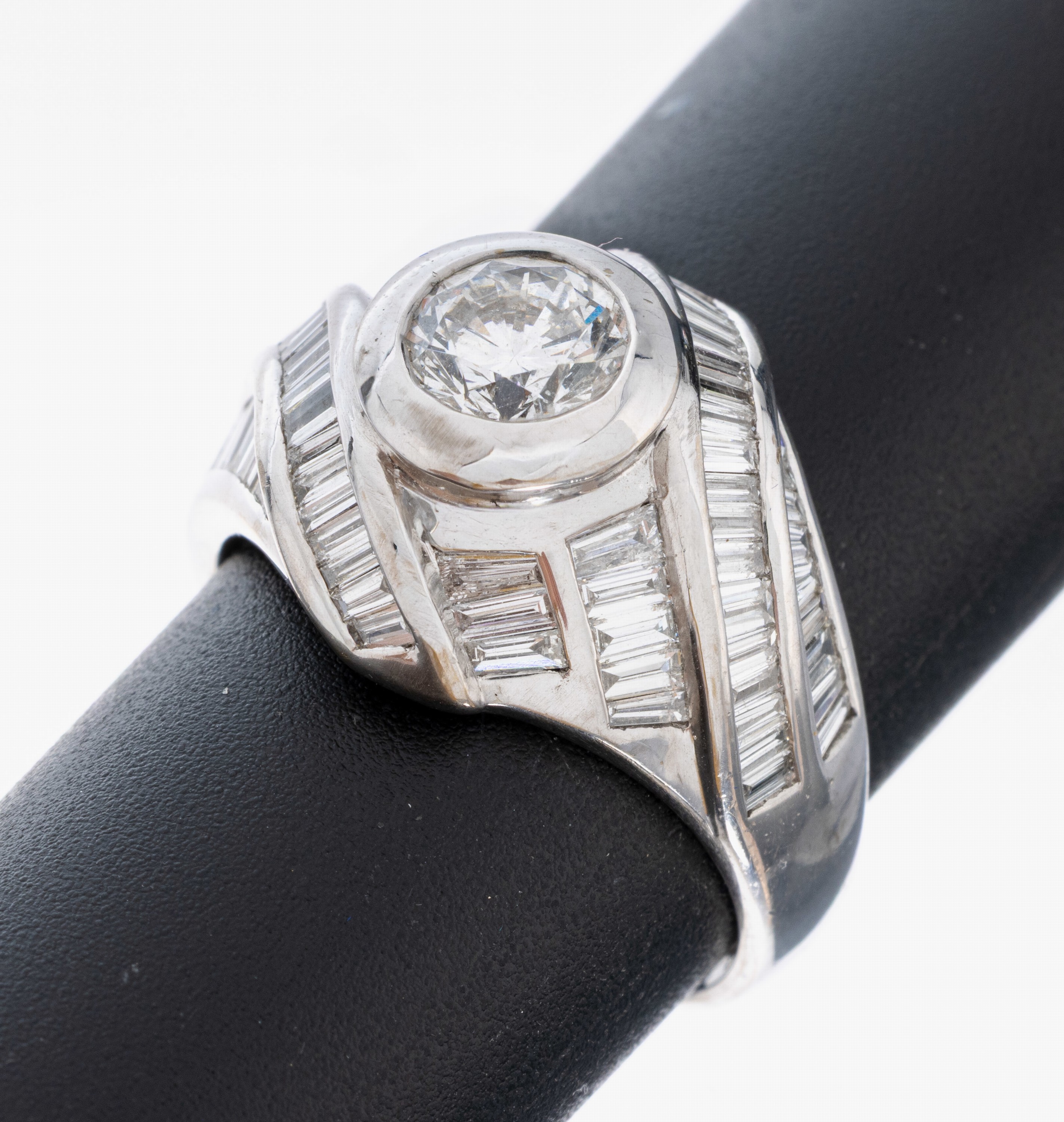 18 kt Gold Diamant-Ring, WG 750/000, 1 Brillant ca. 1.06 ct Weiß/si, Diamant- Baguettes zus. ca. 1.50 ct Weiß/si, RW 57, ca.12.1 g