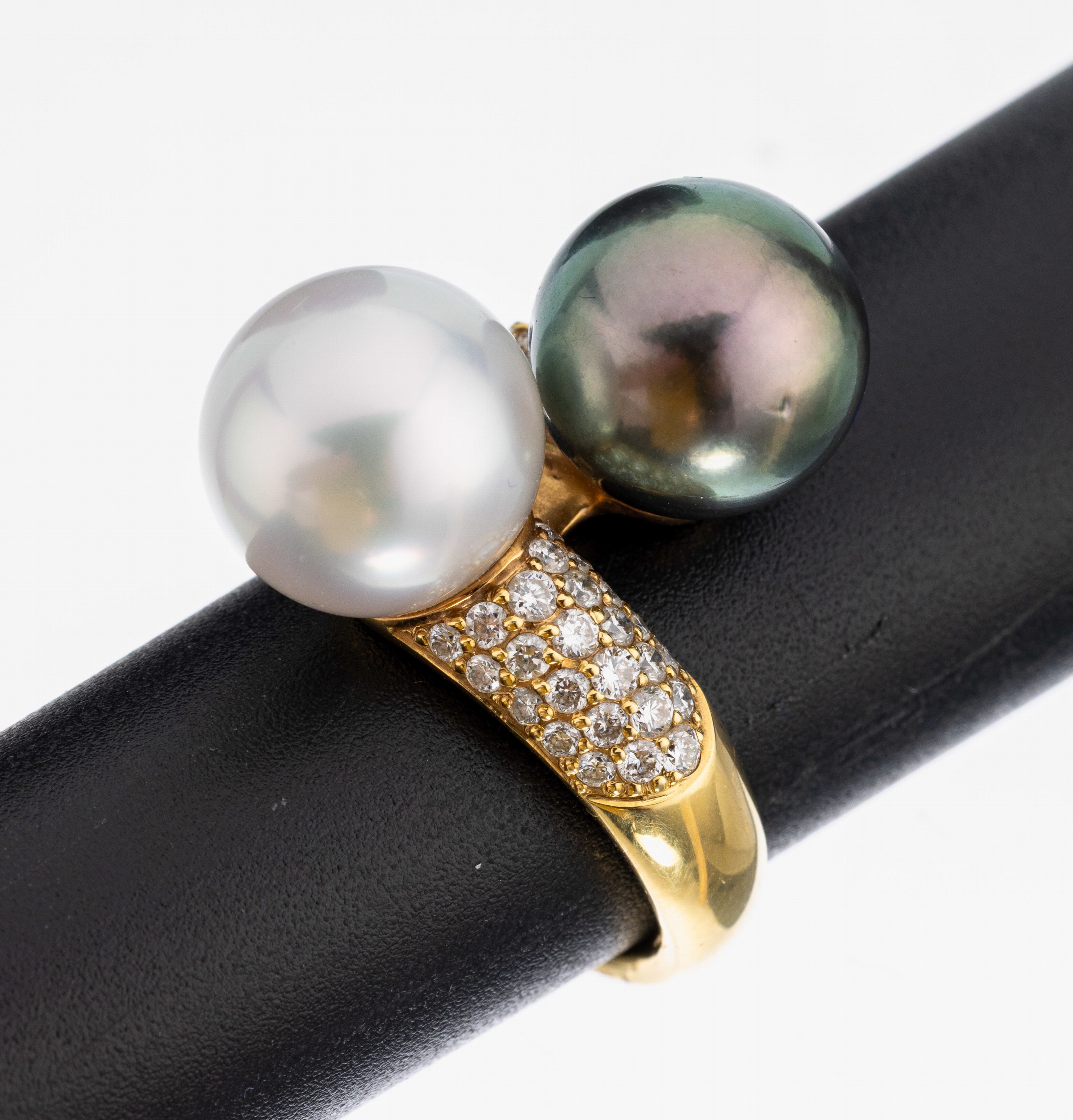 Image 26982929 - 18 kt Gold Zuchtperl-Brillant-Ring, GG 750/000, gegenläufige Schiene mit ...