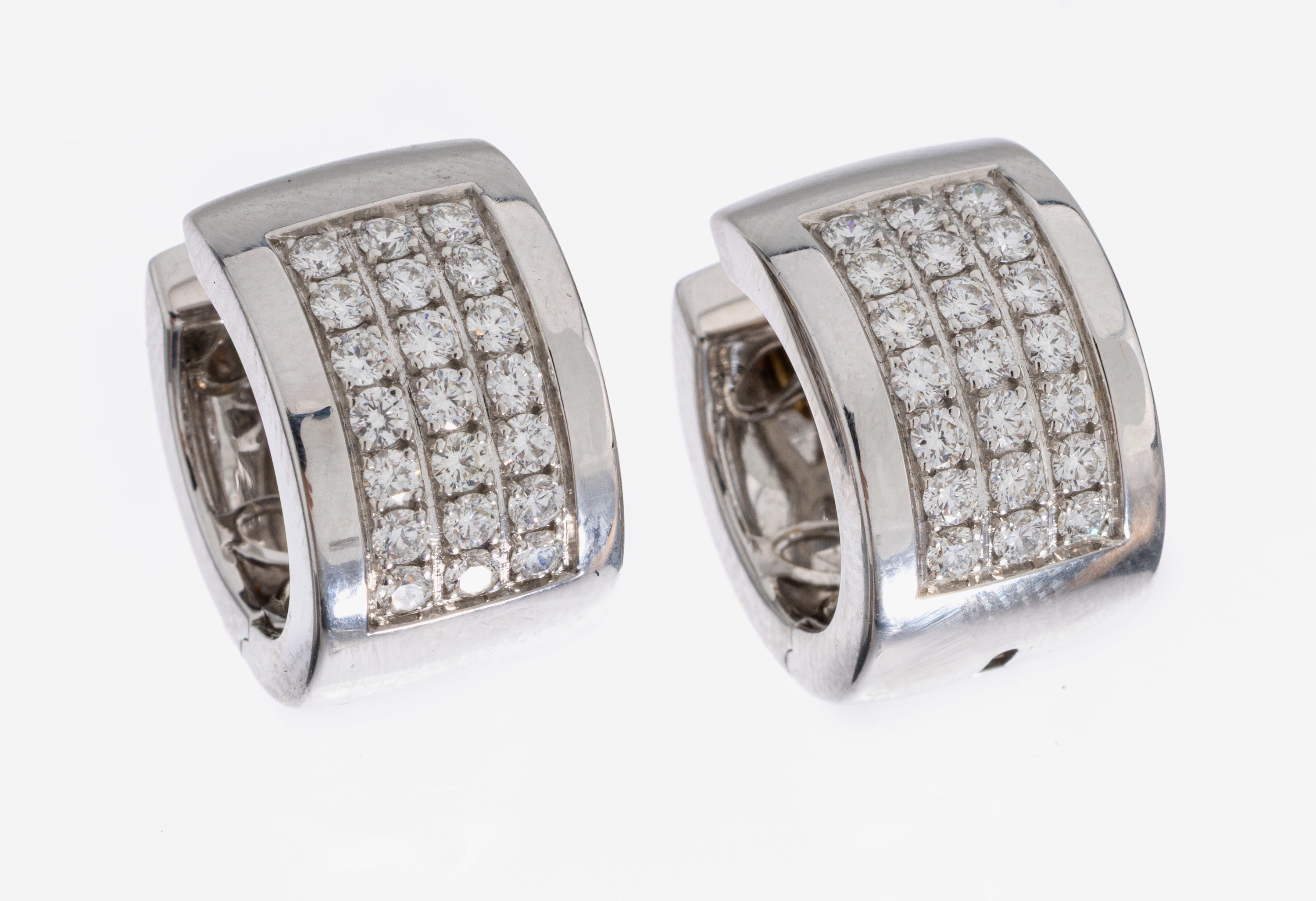 Paar 18 kt Gold Brillant-Ohrringe, WG 750/000 gepr., 42 Brillanten zus. ca. 1.06 ct Weiß/si, D. ca. 1.5 cm, ca. 16.4 g