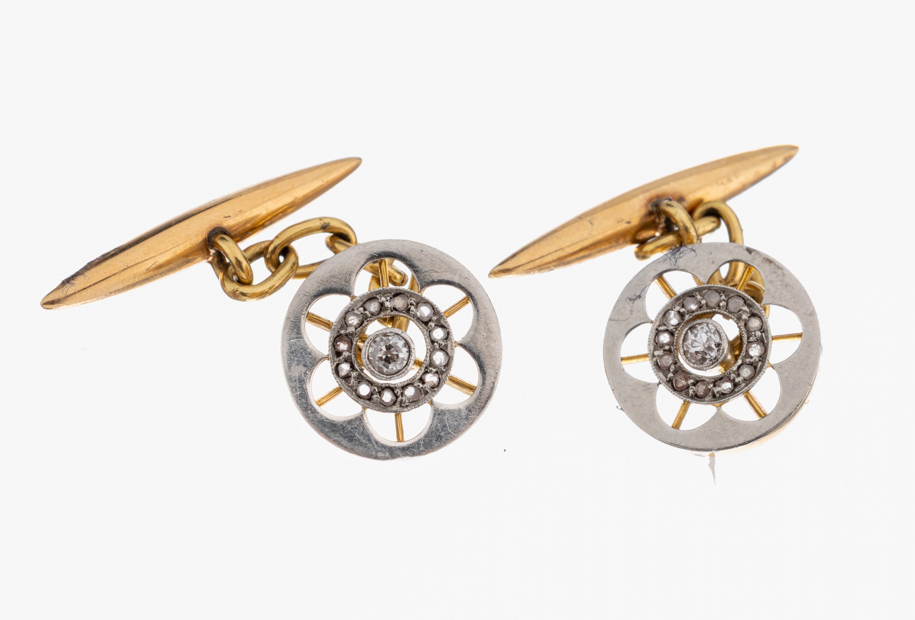 Paar Gold Diamant-Manschettenknöpfe um 1900, GG 750/000 und Platin (gepr.), reiner Jugendstil, Altschliffdiamanten und Diamantrosen zus. ca. 0.18 ...