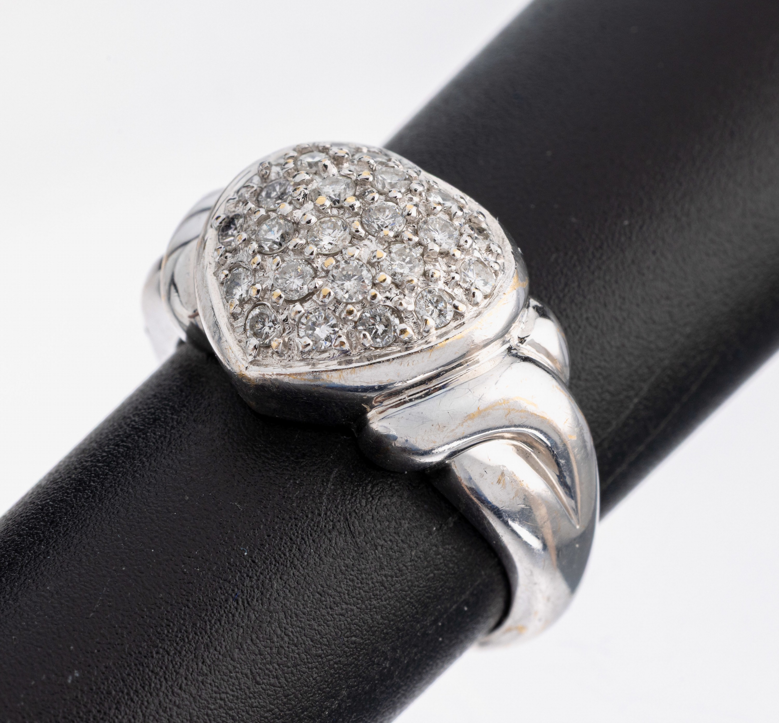 Image 26982939 - 14 kt Gold Brillant-Ring, WG 585/000, Herz ausgefasst mit Brillanten zus. ca. 0.50 ct ...