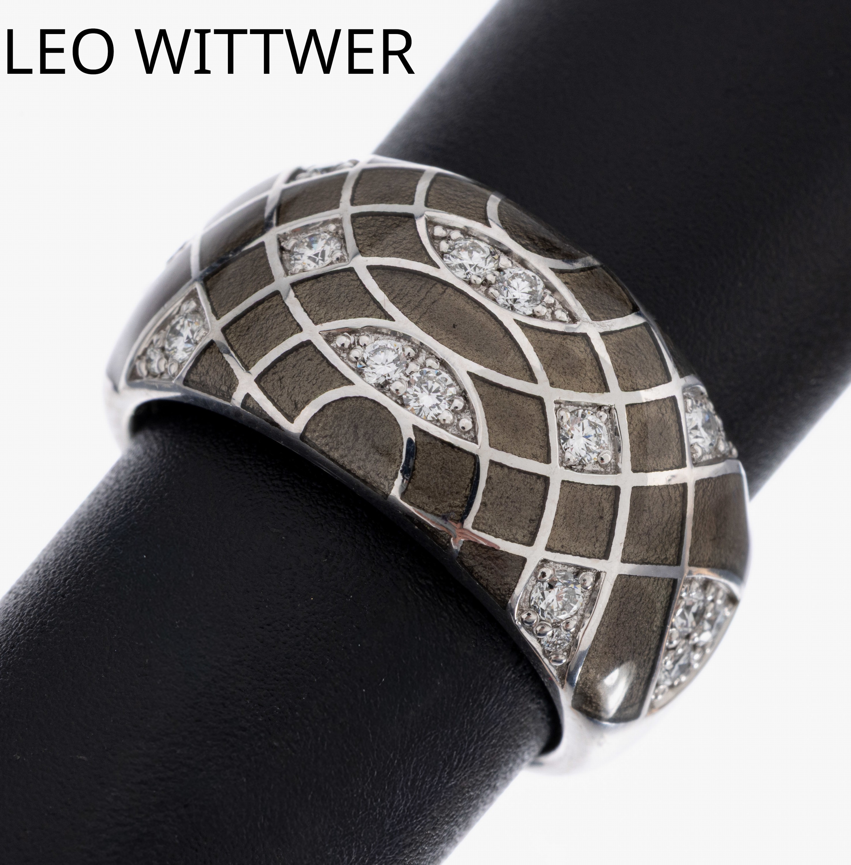 18 kt Gold LEO WITTWER Brillant-Email-Ring, WG 750/000, grau emaill., Brillanten zus. ca. 0.42 ct feines Weiß-Weiß/vs-si, sign., RW 57, ca. 12.1 g